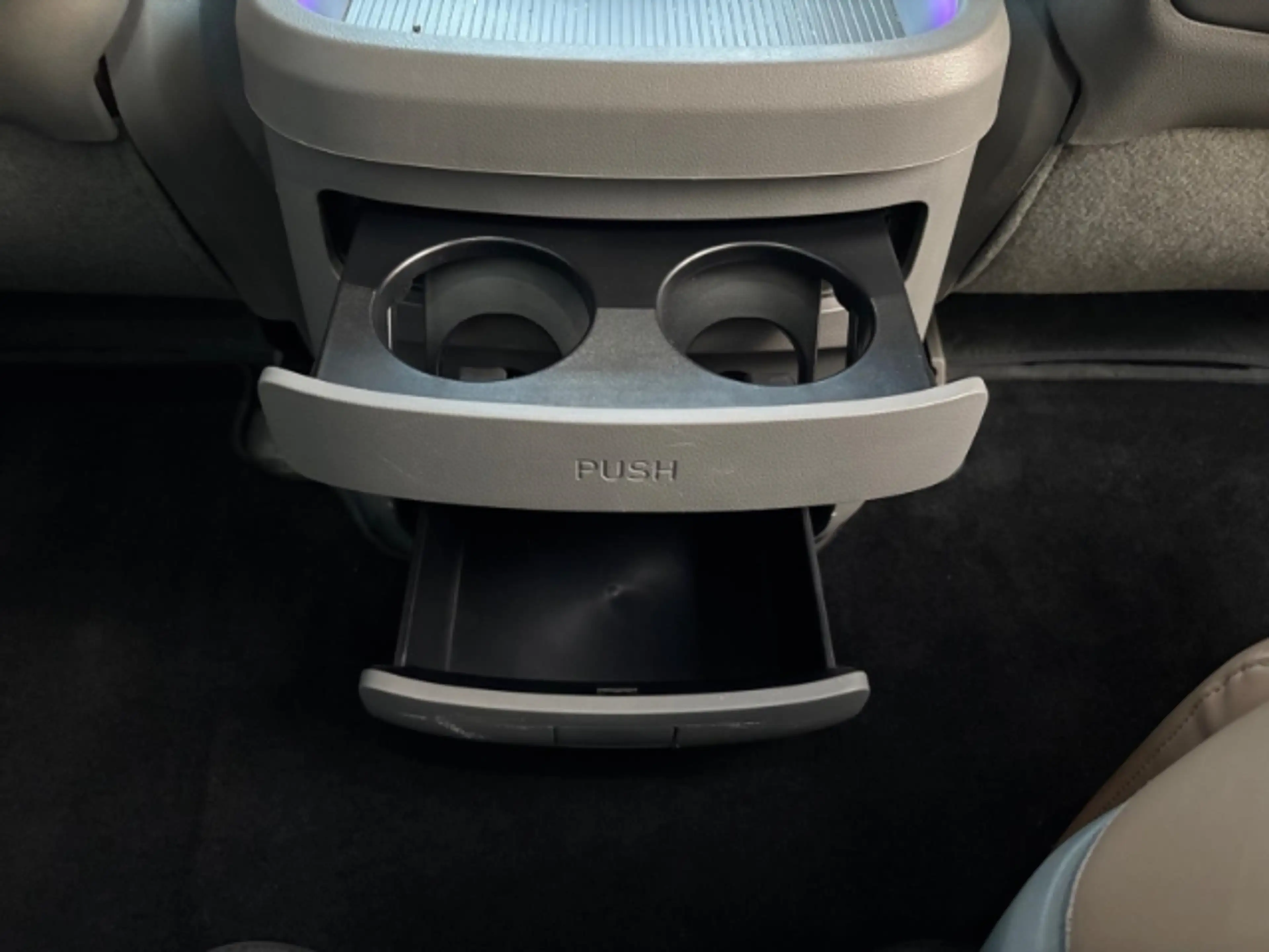 Hyundai STARIA 2.2 CRDi 4WD Signature 7-Sitzer Navi+Rückfahrkamer — photo 30