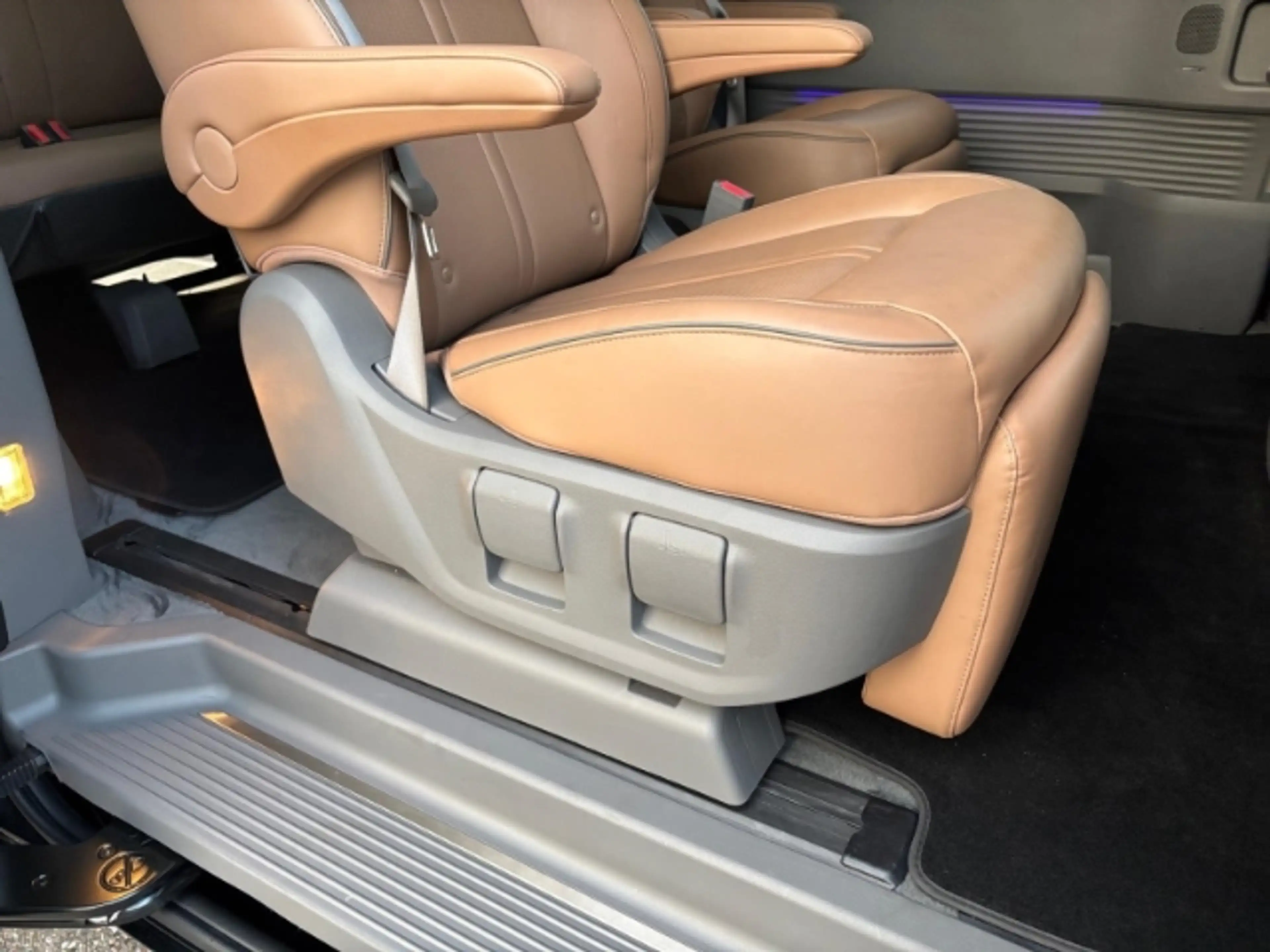 Hyundai STARIA 2.2 CRDi 4WD Signature 7-Sitzer Navi+Rückfahrkamer — photo 25