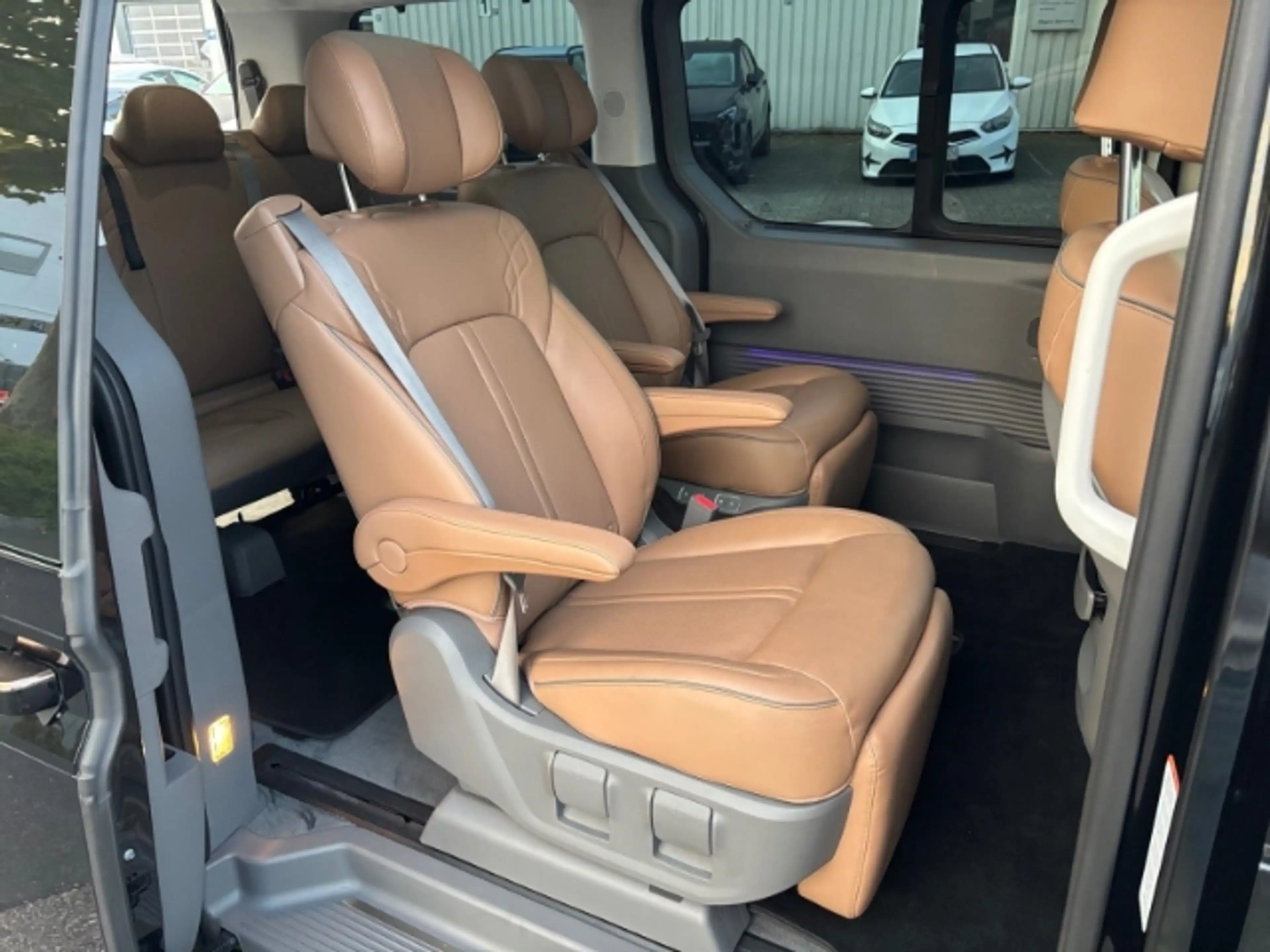 Hyundai STARIA 2.2 CRDi 4WD Signature 7-Sitzer Navi+Rückfahrkamer — photo 28