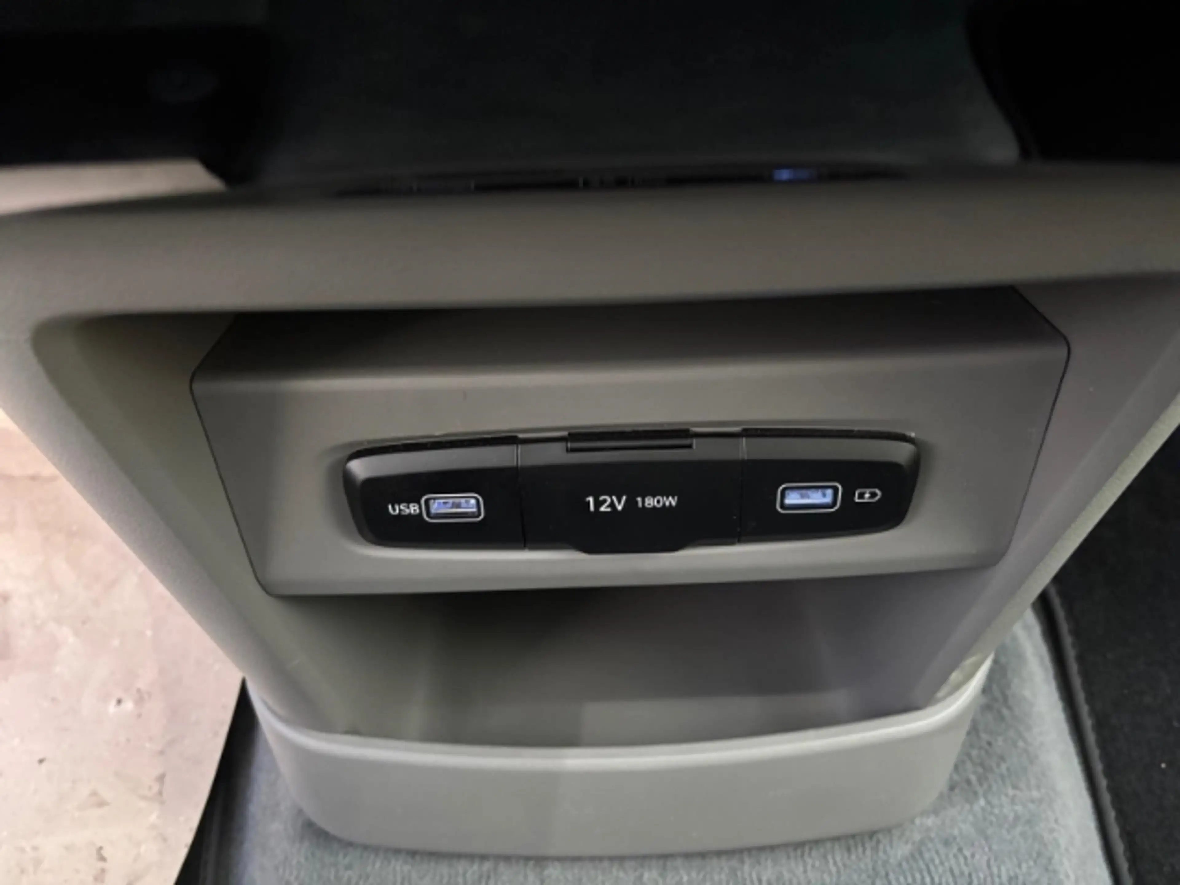Hyundai STARIA 2.2 CRDi 4WD Signature 7-Sitzer Navi+Rückfahrkamer — photo 17