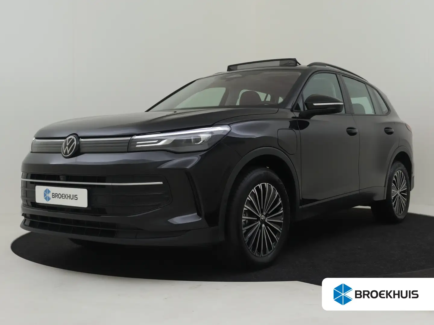 Volkswagen Tiguan 204pk | Panorama dak | Trekhaak | Park assist | 36 Zwart - 1