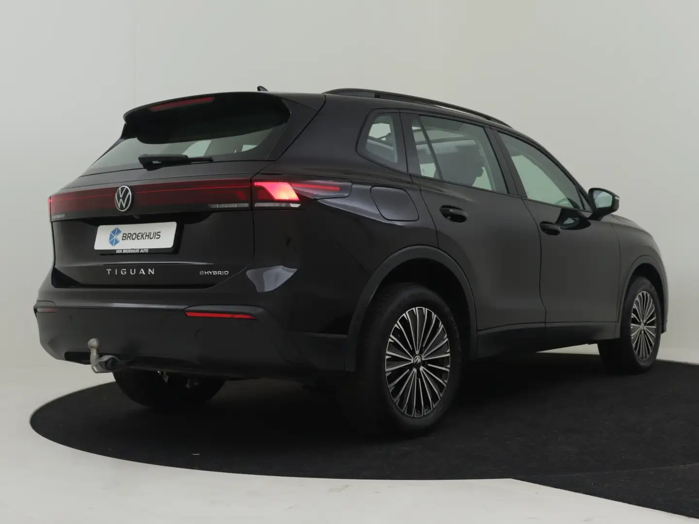 Volkswagen Tiguan 204pk | Panorama dak | Trekhaak | Park assist | 36 Zwart - 2