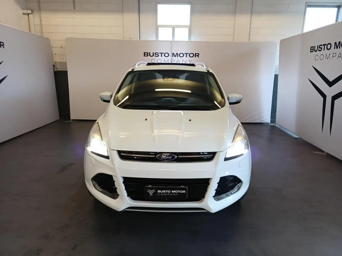 Ford Kuga 2.0 TDCI 140 CV 4WD Powershift Titanium Biały - 2