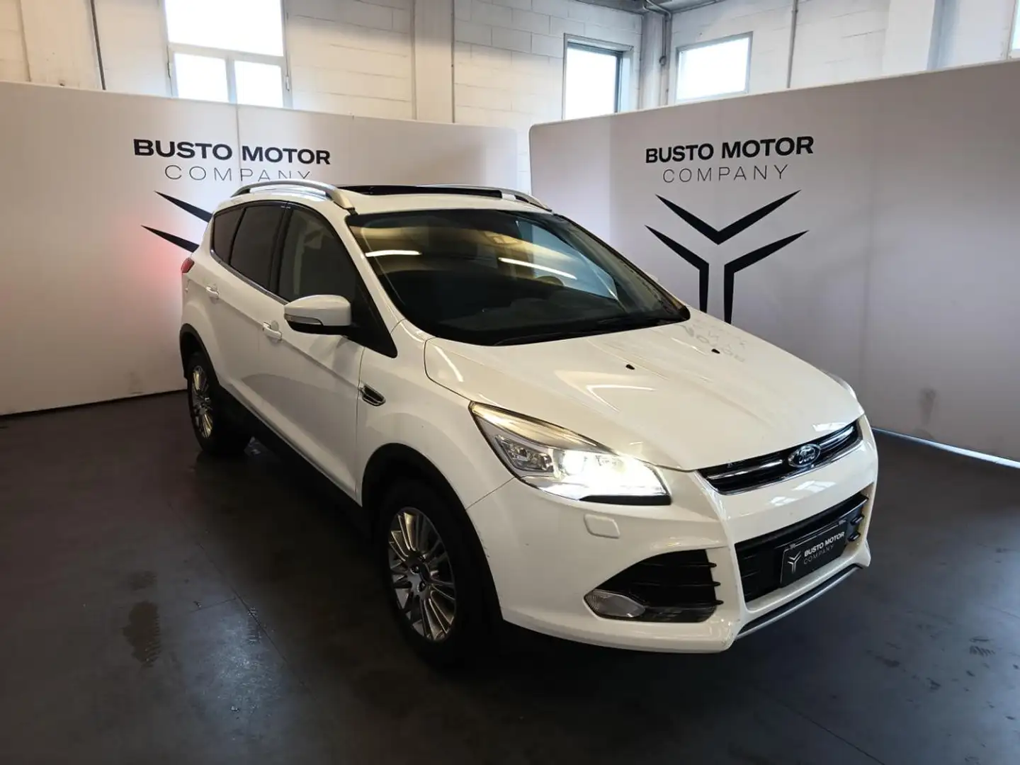 Ford Kuga 2.0 TDCI 140 CV 4WD Powershift Titanium Biały - 1