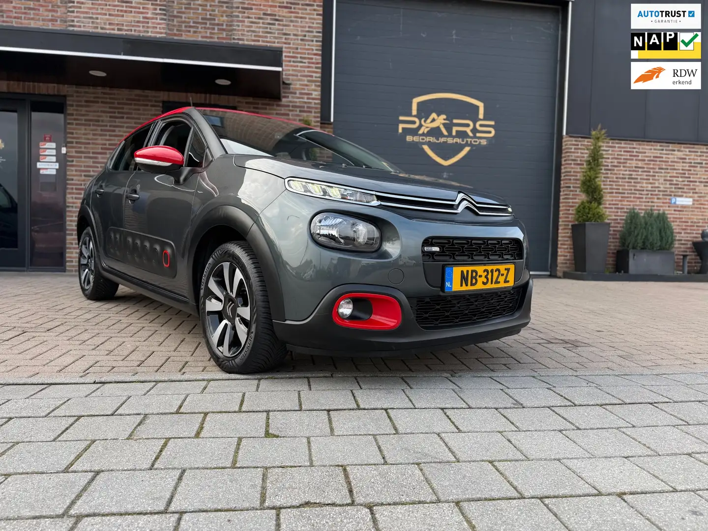 Citroen C3 1.2 PureTech Shine Airco Navi Cruise Camera Elk.ra Grau - 1