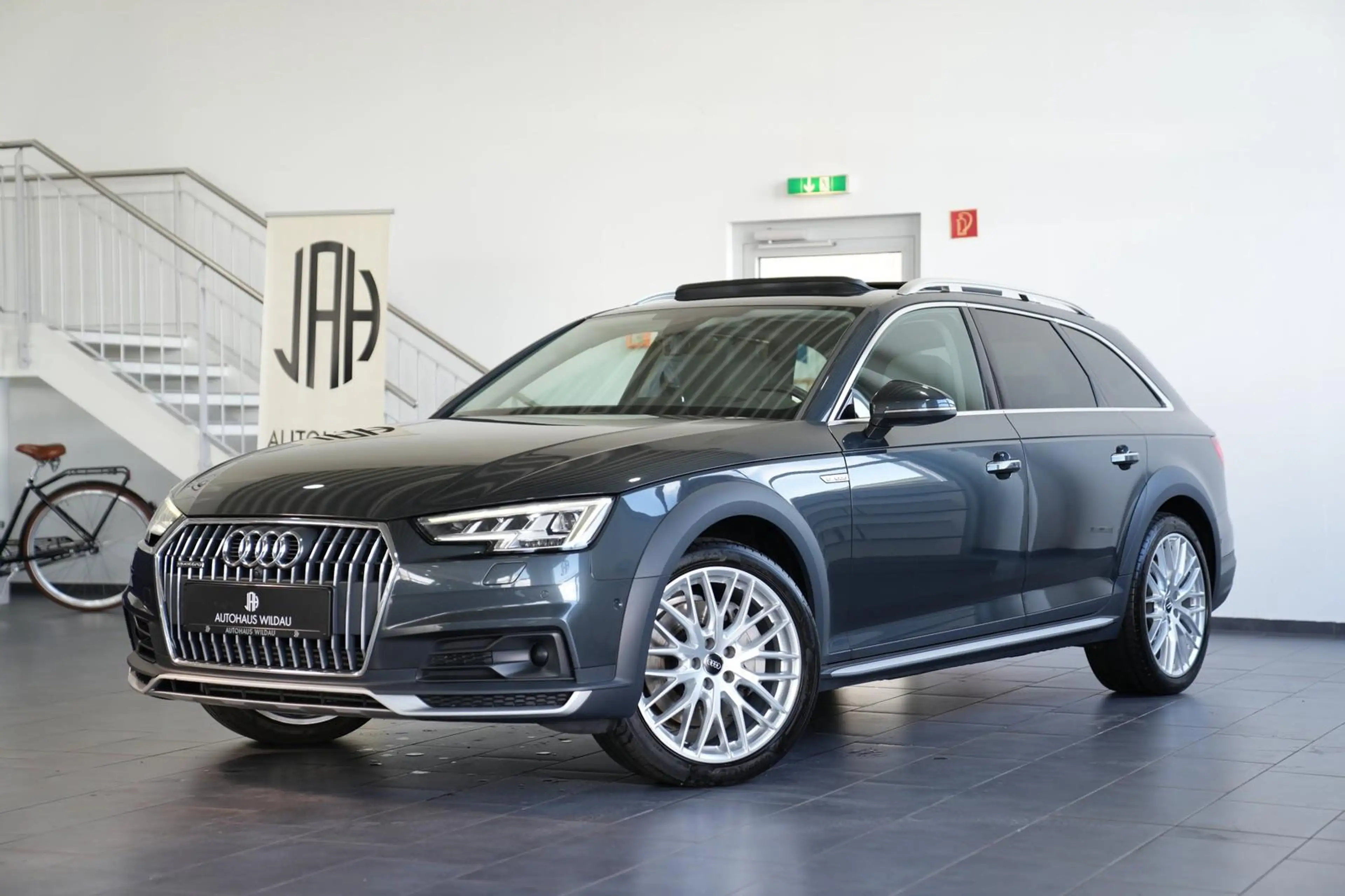 Audi A4 allroad quattro *AUT*NAV*AHK*PANO*HEAD-UP*B&O*