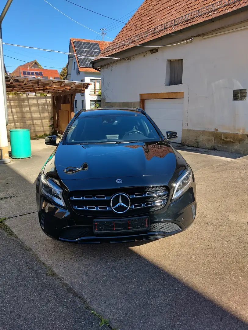 Mercedes-Benz GLA 220 GLA Diesel CDI 4Matic 7G-DCT Urban 1 Jahr MB 100 G Schwarz - 1