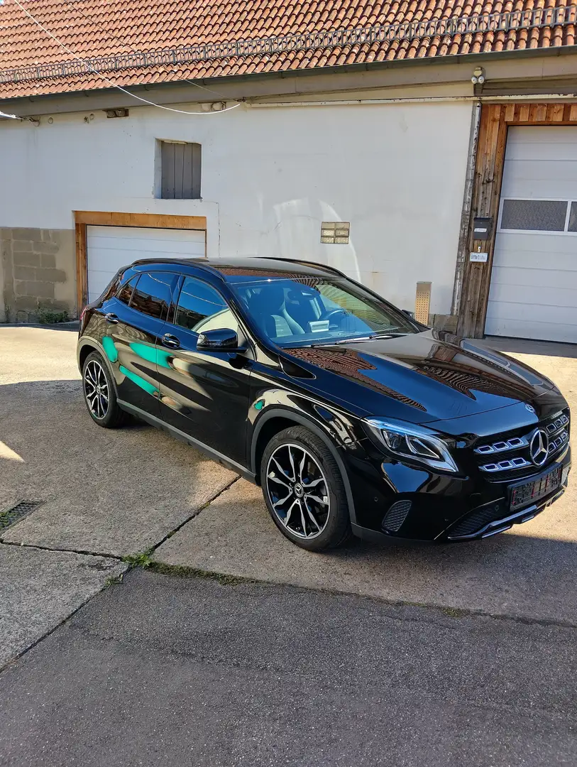 Mercedes-Benz GLA 220 GLA Diesel CDI 4Matic 7G-DCT Urban 1 Jahr MB 100 G Schwarz - 2