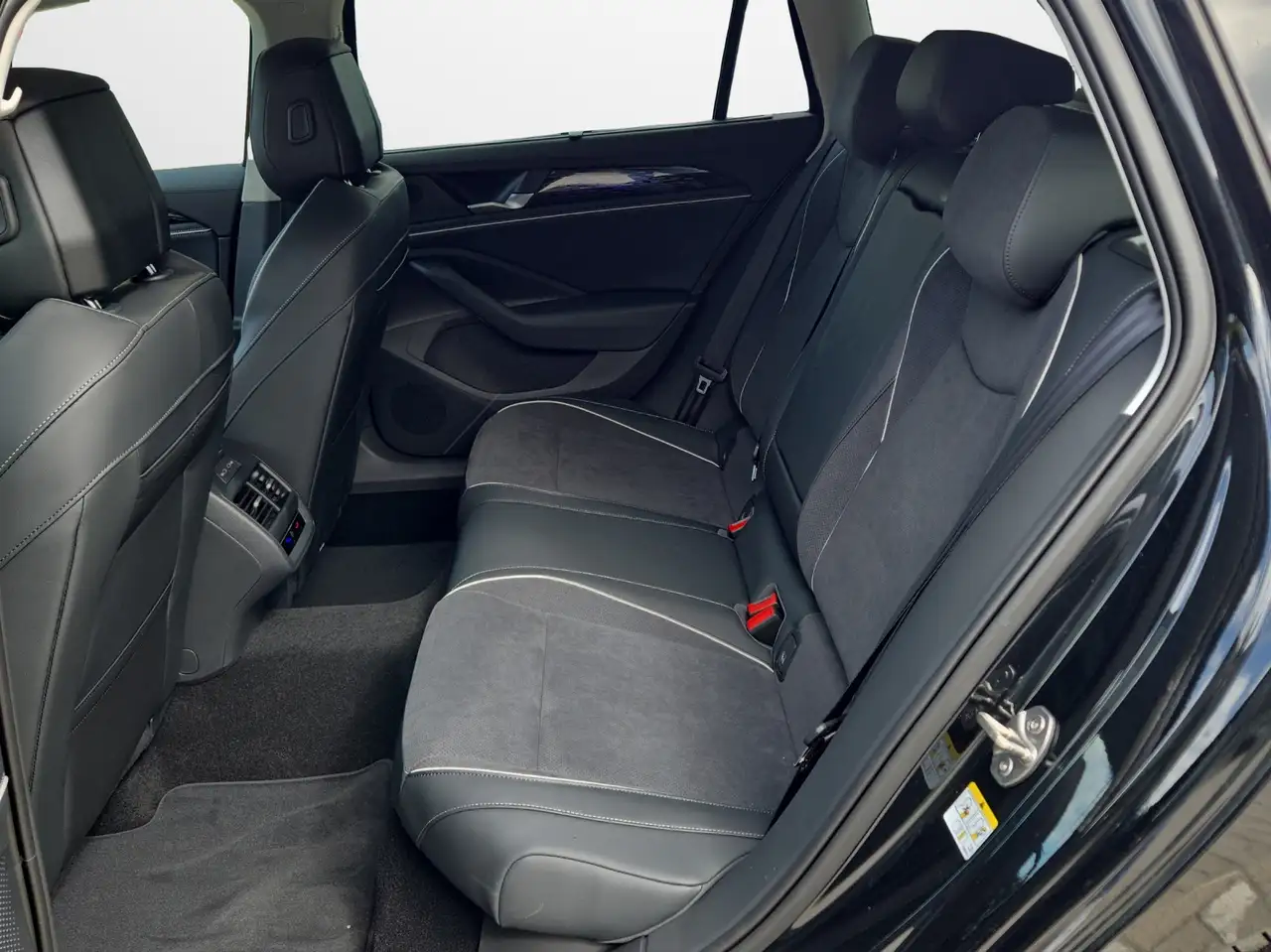 Volkswagen Passat Variant 2.0 TDI DSG Elegance 12