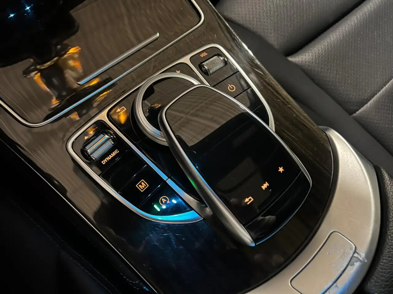Mercedes-Benz GLC снимка Mercedes-Benz GLC