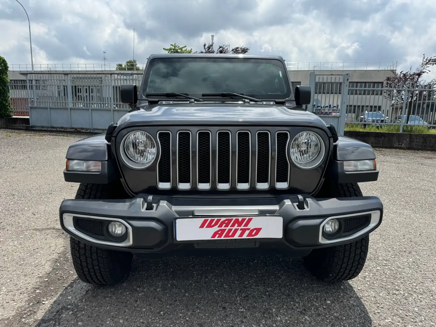 Jeep Wrangler Unlimited 2.0 Turbo Sahara Gris - 2