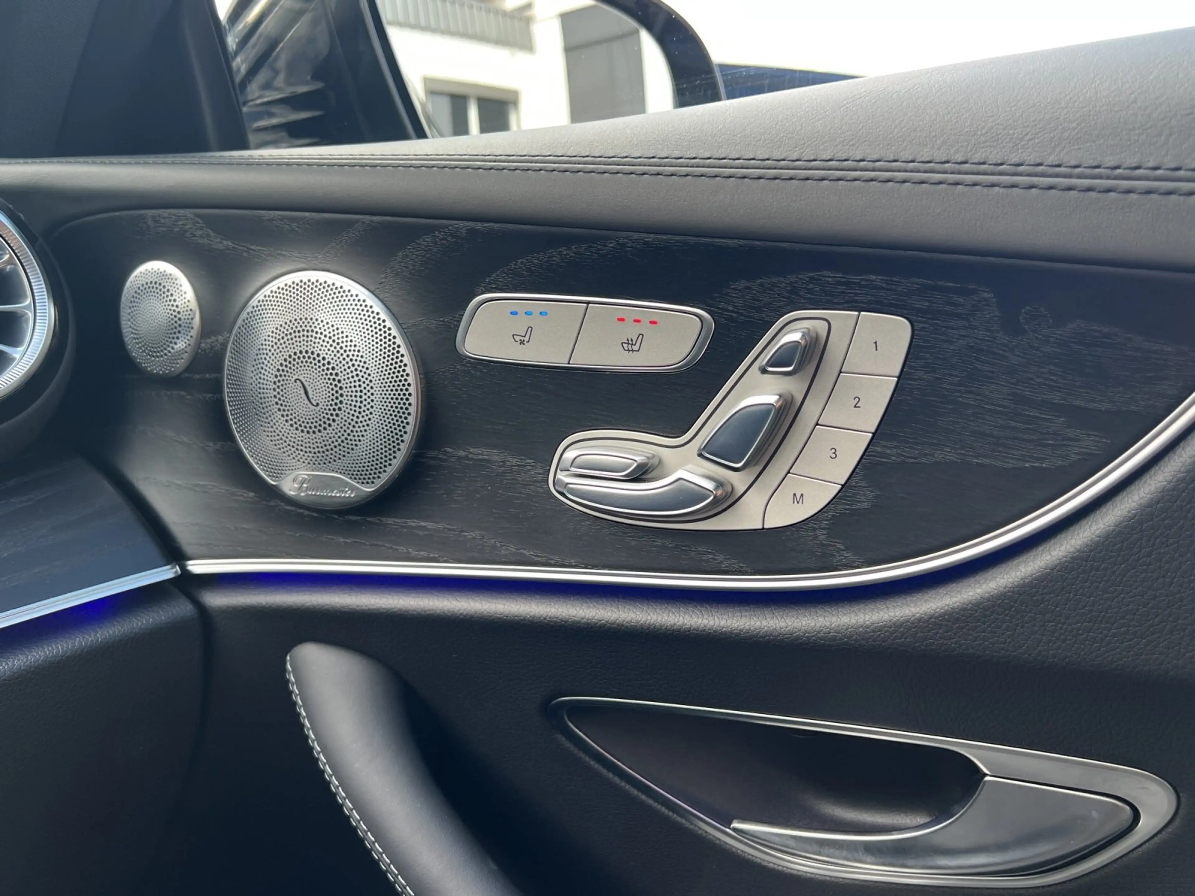 Mercedes-Benz E 400 AMG Line 4M/DESIGNO/BURM.-3D/PANO/DISTR+/ — photo 15