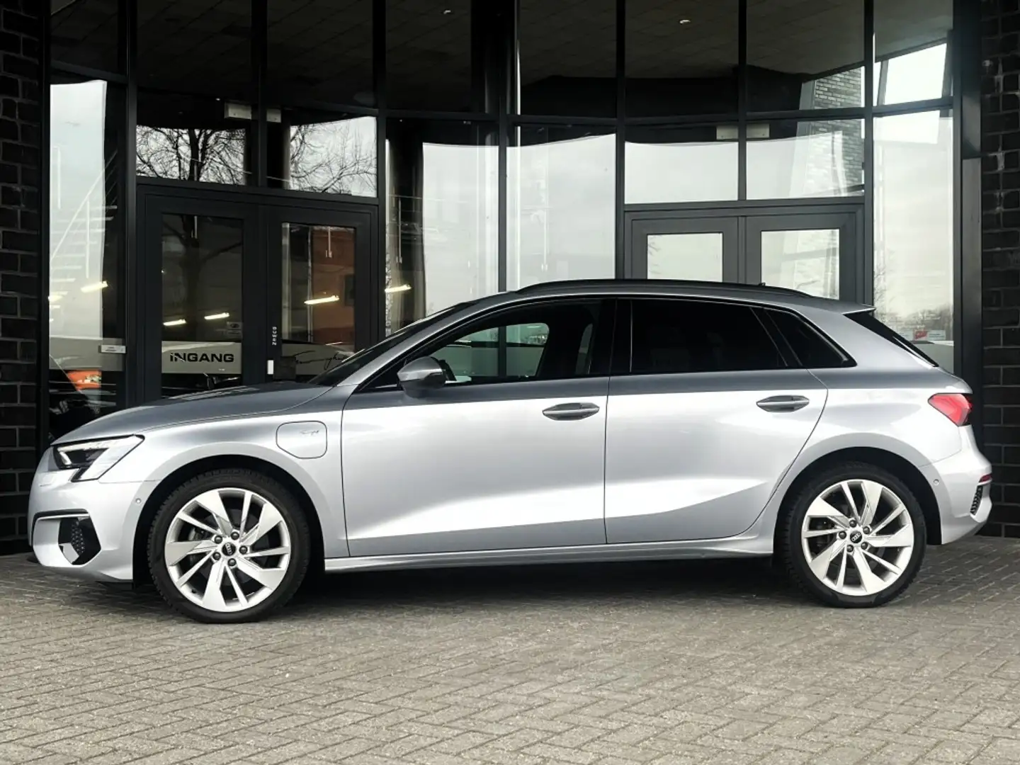 Audi A3 SPORTBACK 40 TFSI E BNS EDIT. - VIRTUAL - ACC - ST Grau - 2