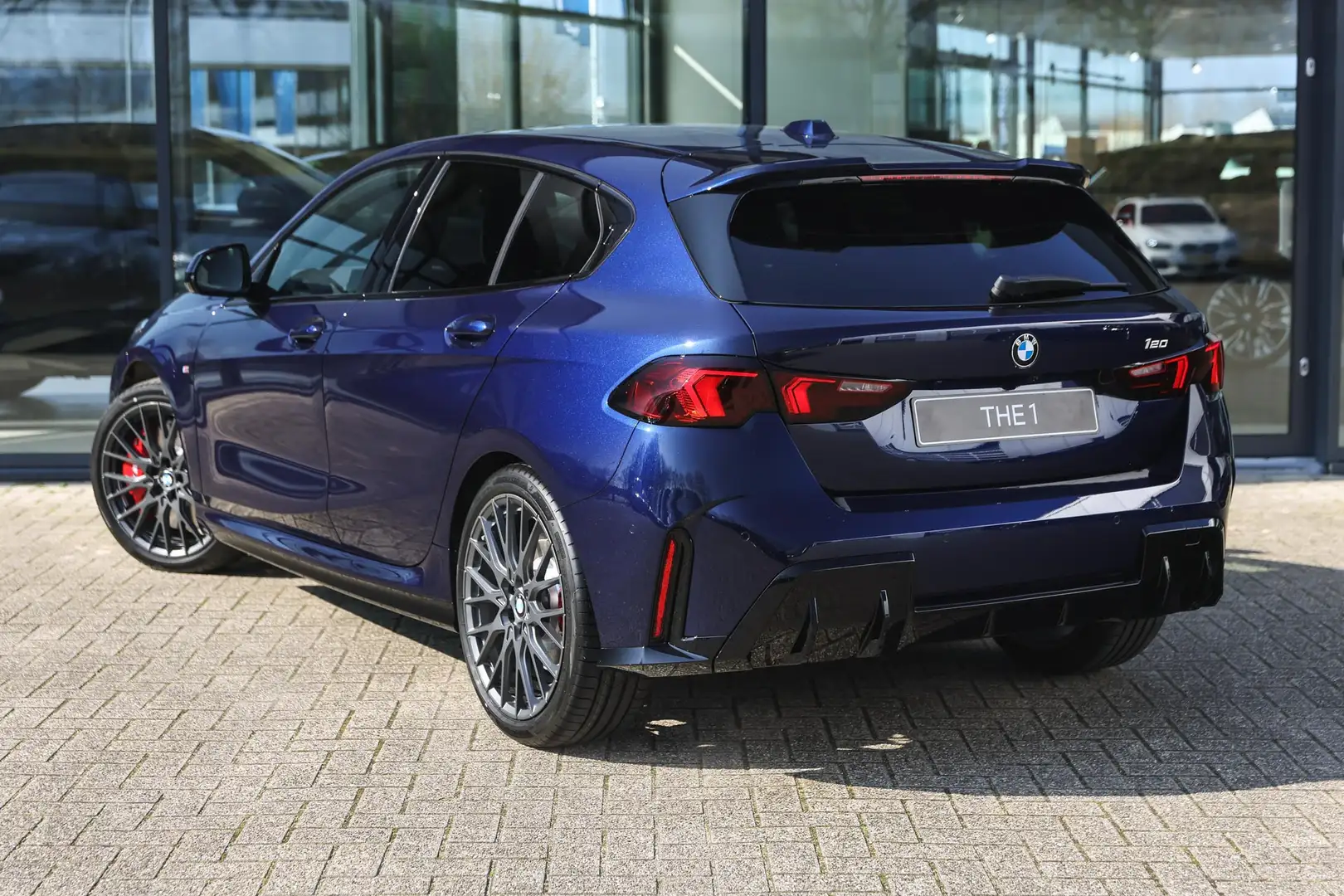 BMW 120 1 Serie M Sport Automaat / Sportstoelen / Adaptiev Blauw - 2