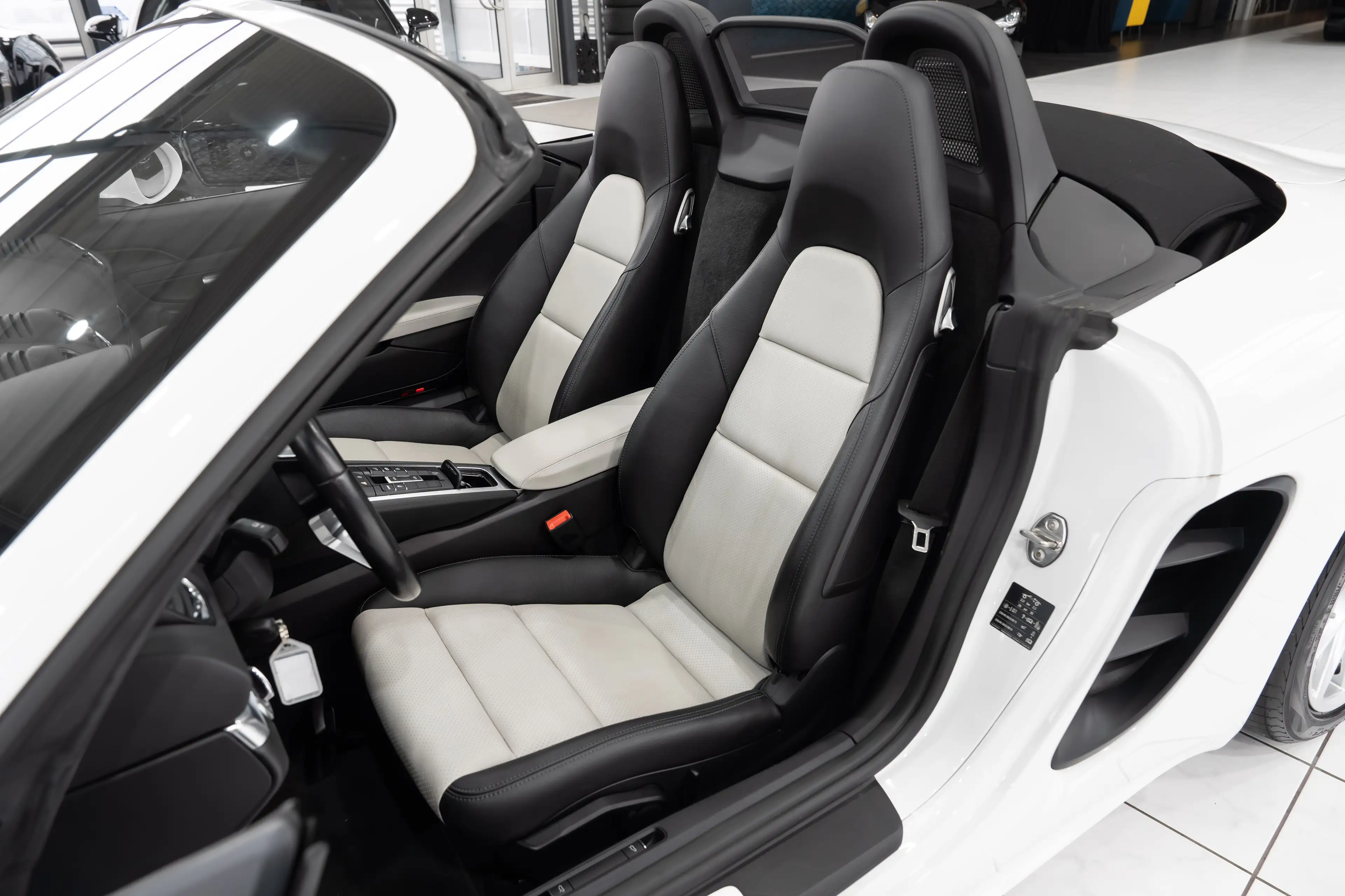 Porsche Boxster 718*SPORTSITZE*LEDER*HIFI*KAMERA*6-GANG* — photo 13