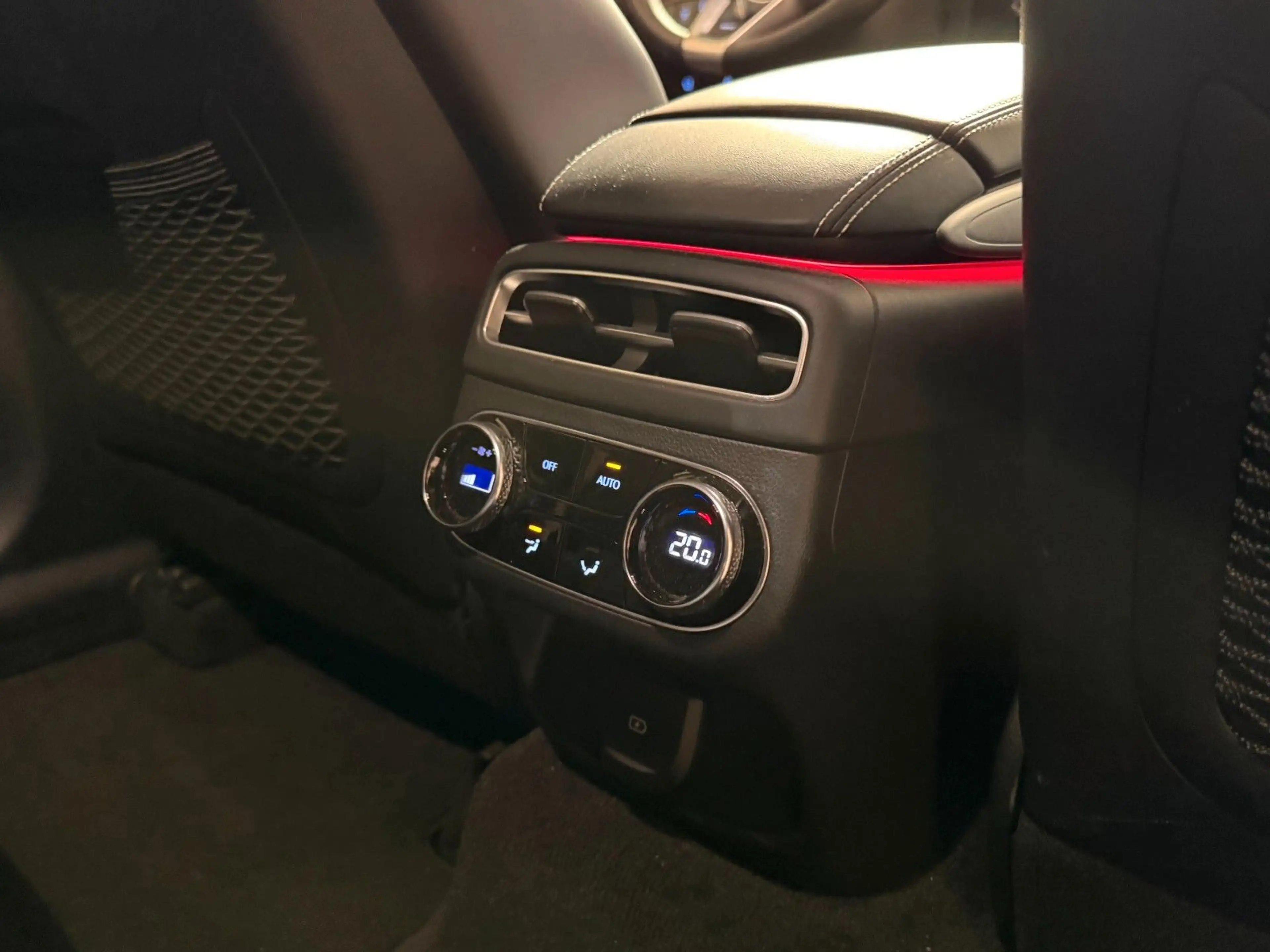 Genesis GV70 Sport Electrified °NAPPA°HUD°SITZLÜFTUNG° — photo 15