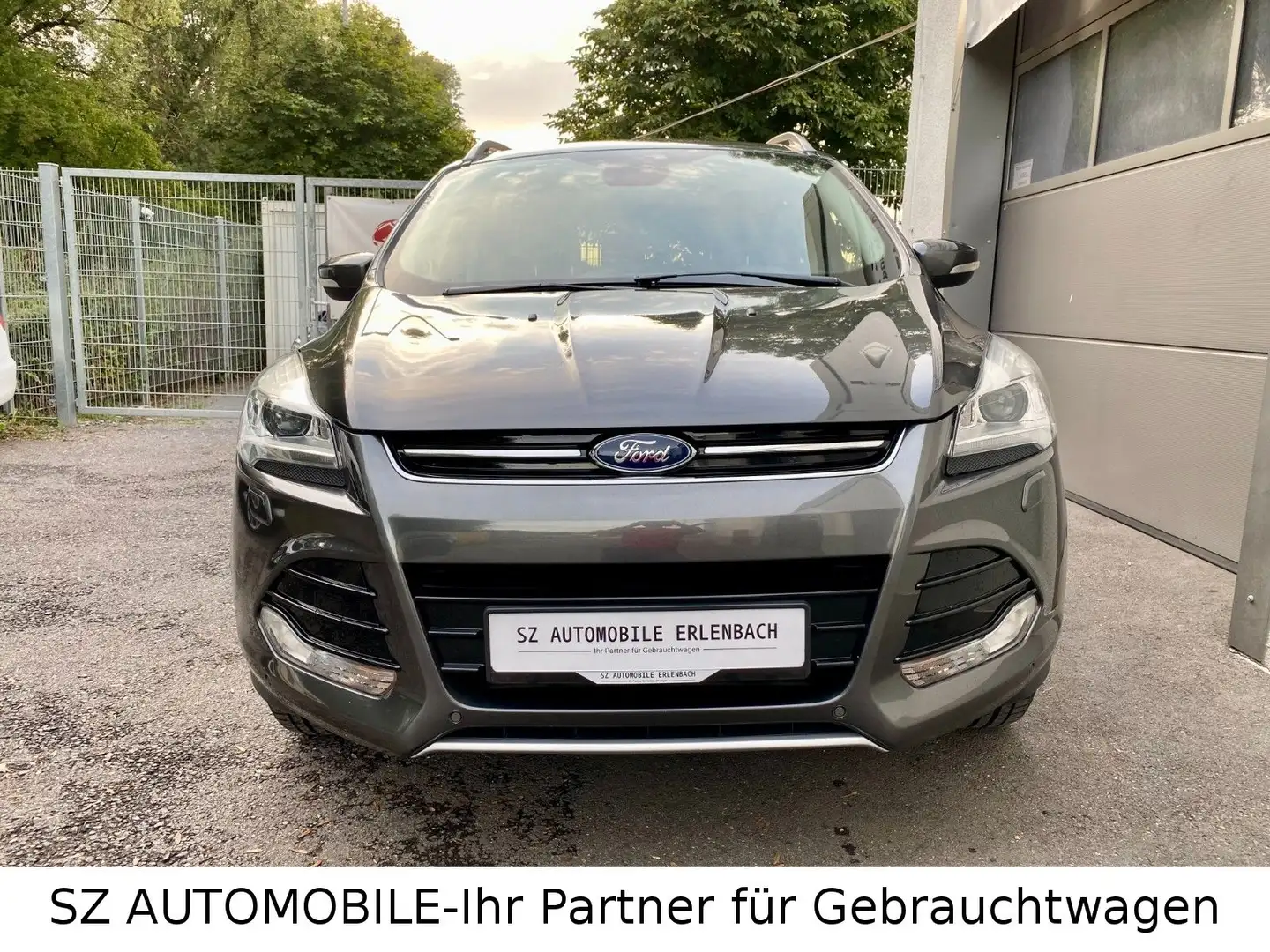 Ford Kuga 2.0TDCi Titanium,BI-XENON,AHK,TEMPOMAT,AWD Grau - 1