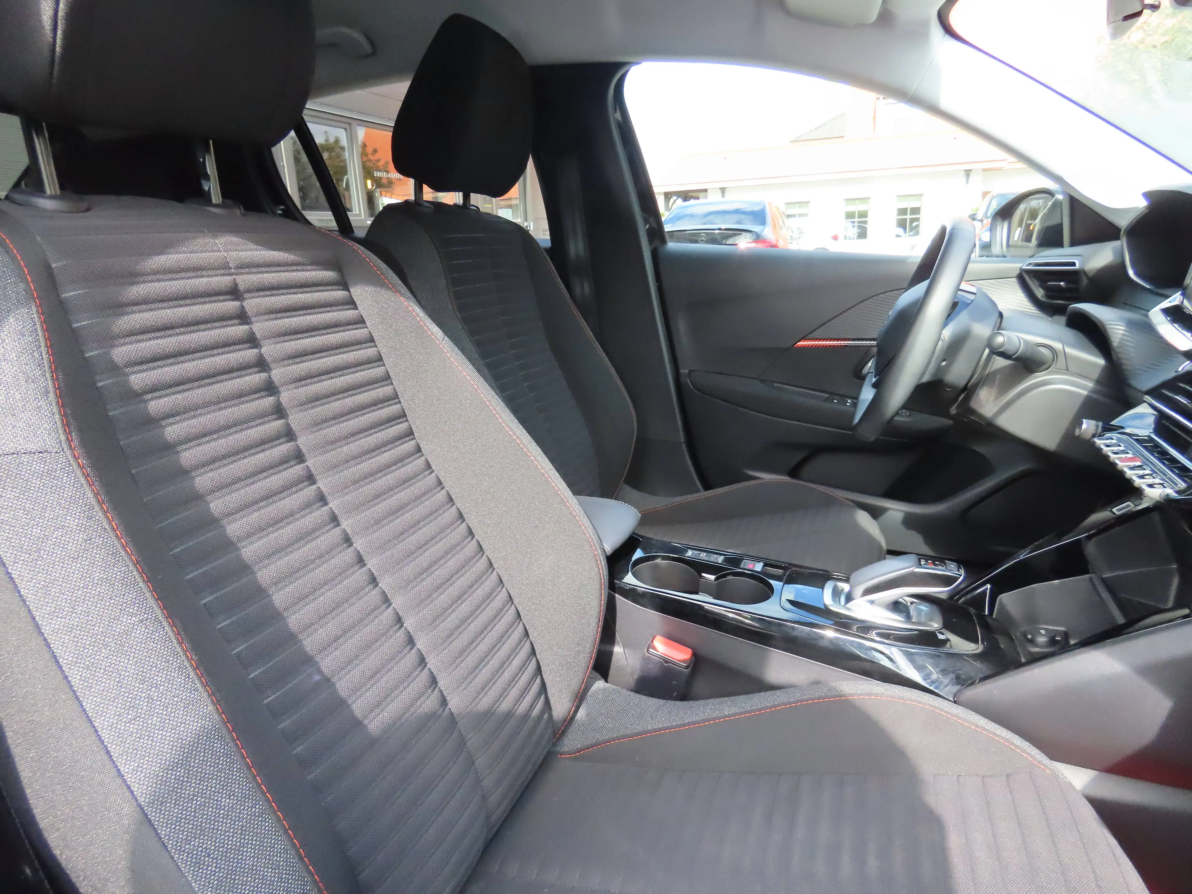 Peugeot e-208 e-208 50 kWh Active Pack — photo 6
