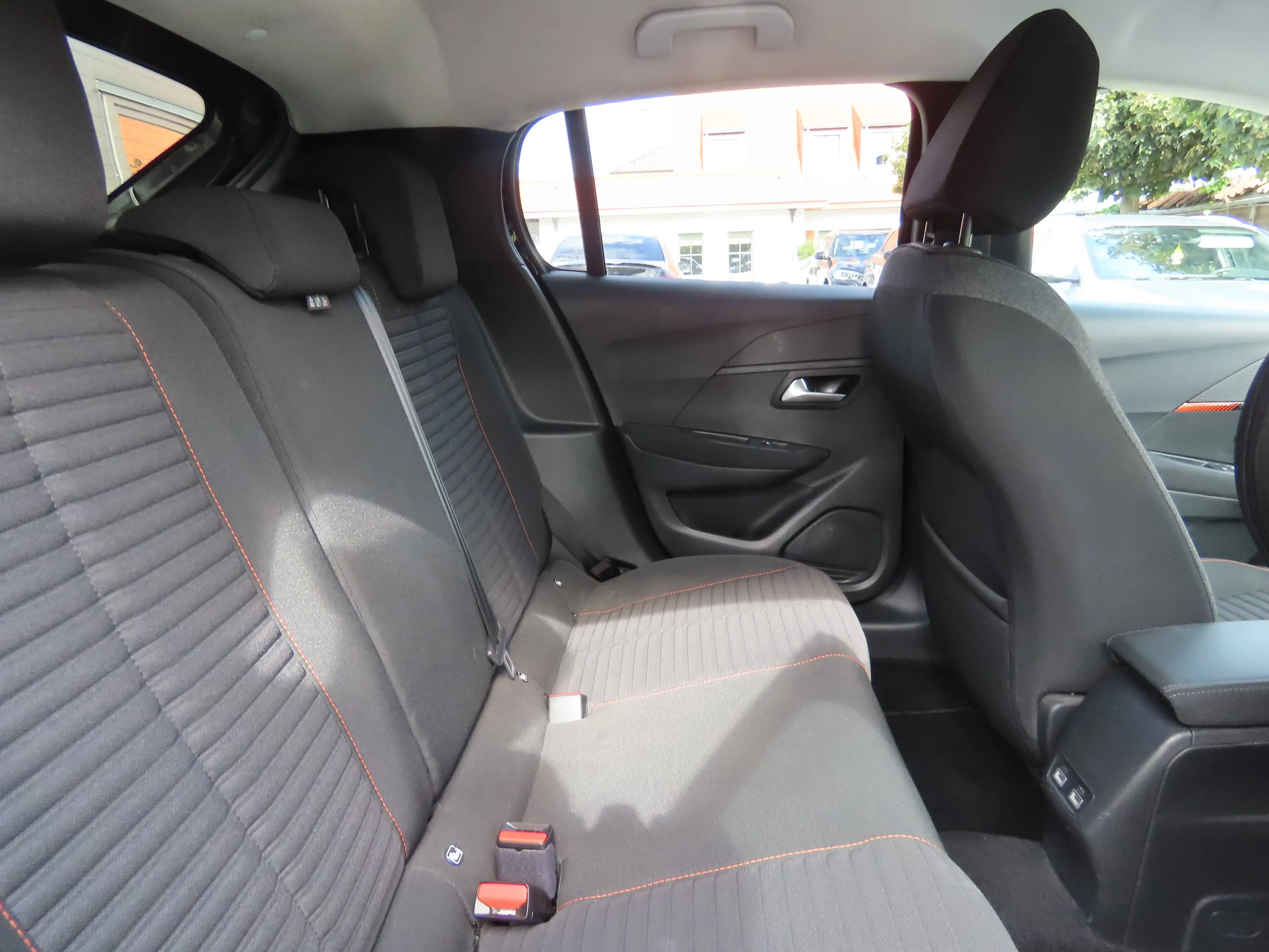 Peugeot e-208 e-208 50 kWh Active Pack — photo 9