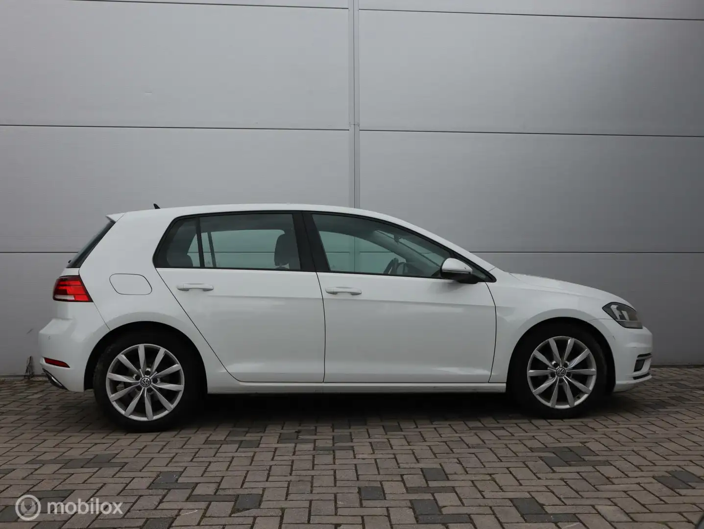 Volkswagen Golf 1.0 TSI Highline PDC CarPlay Alcantara ACC Wit - 2