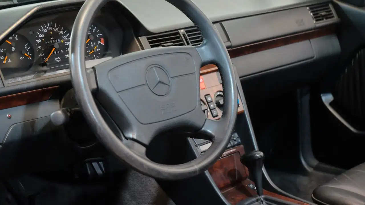 Mercedes-Benz E 320 im exzellenten Zustand!, foto 4