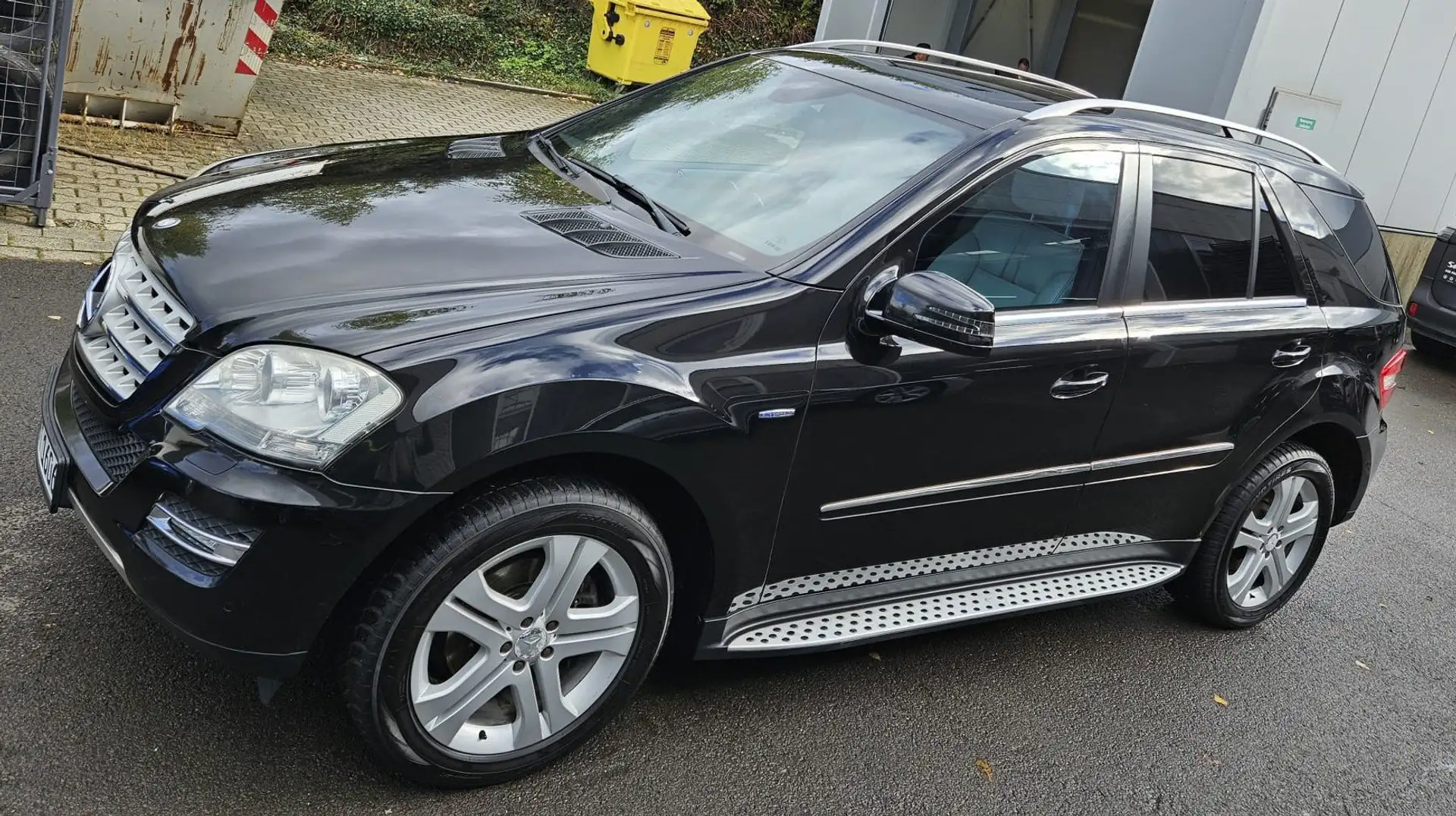 Mercedes-Benz ML 300 Diesel CDI 4Matic 7G-TRONIC DPF BlueEFFICIENCY Schwarz - 1