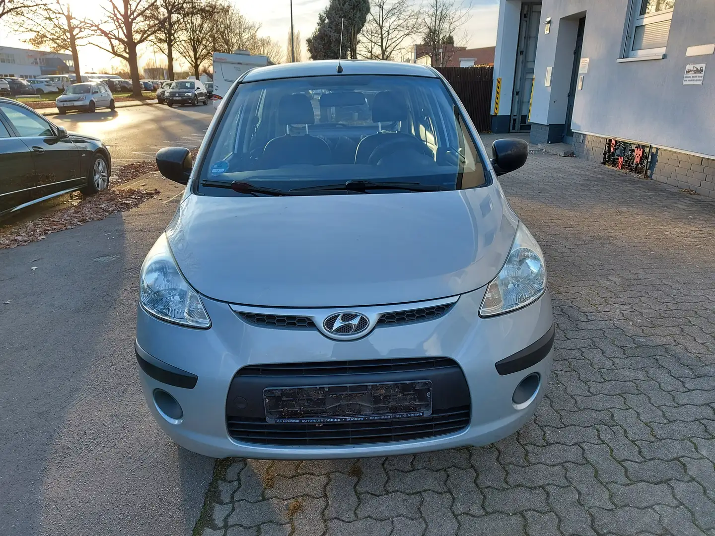 Hyundai i10 i10 1.1 Automatik Style+ 1 HAND* TÜV/09 2027 Silber - 2