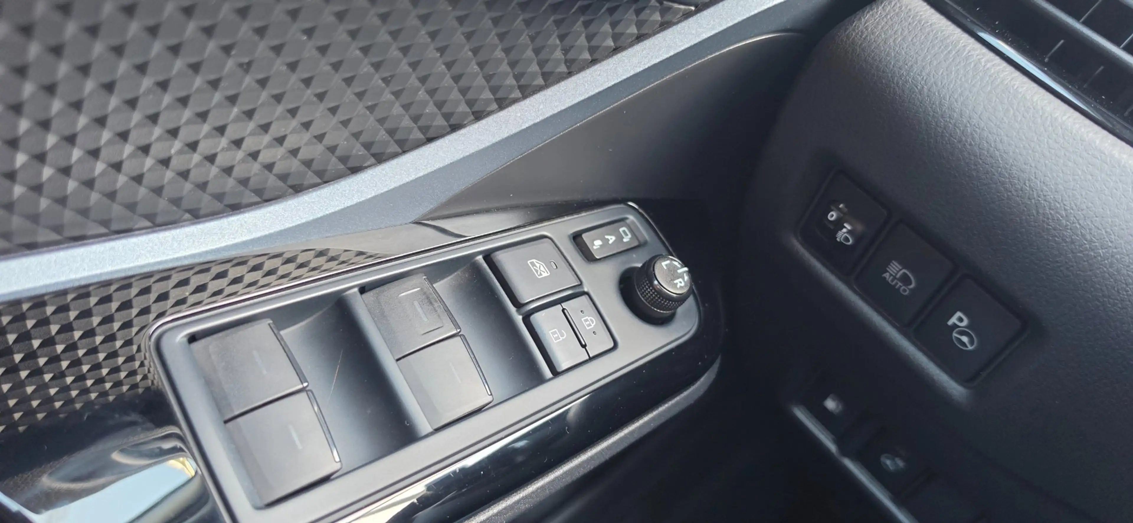 Toyota C-HR 2.0 Hybrid 152PK Navi Cruise Camera Leder Zeer moo — photo 14