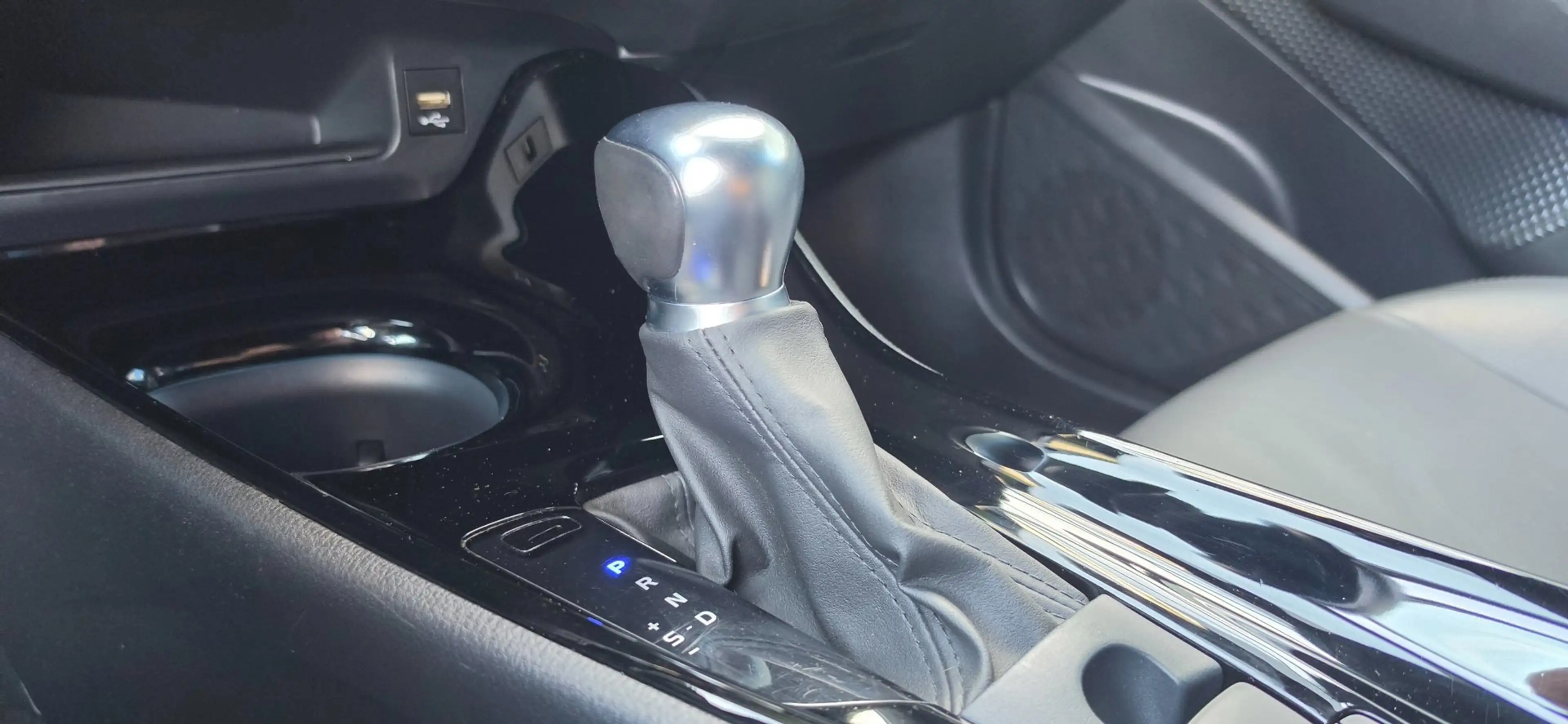 Toyota C-HR 2.0 Hybrid 152PK Navi Cruise Camera Leder Zeer moo — photo 12