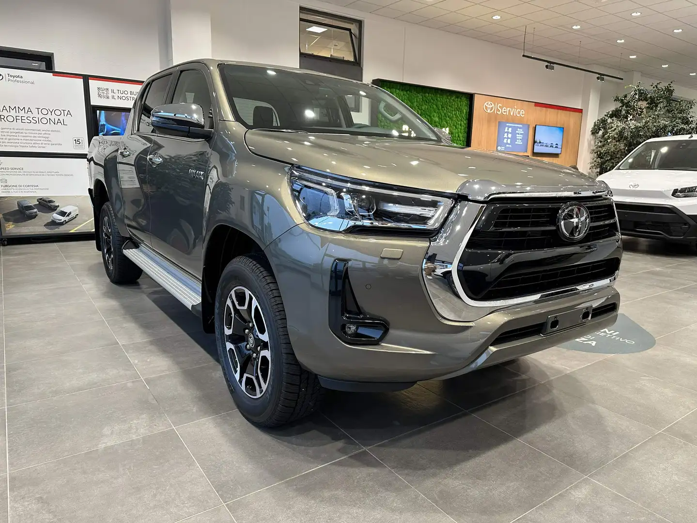 Toyota Hilux Hilux 2.4 d-4d double cab Executive auto Grigio - 2