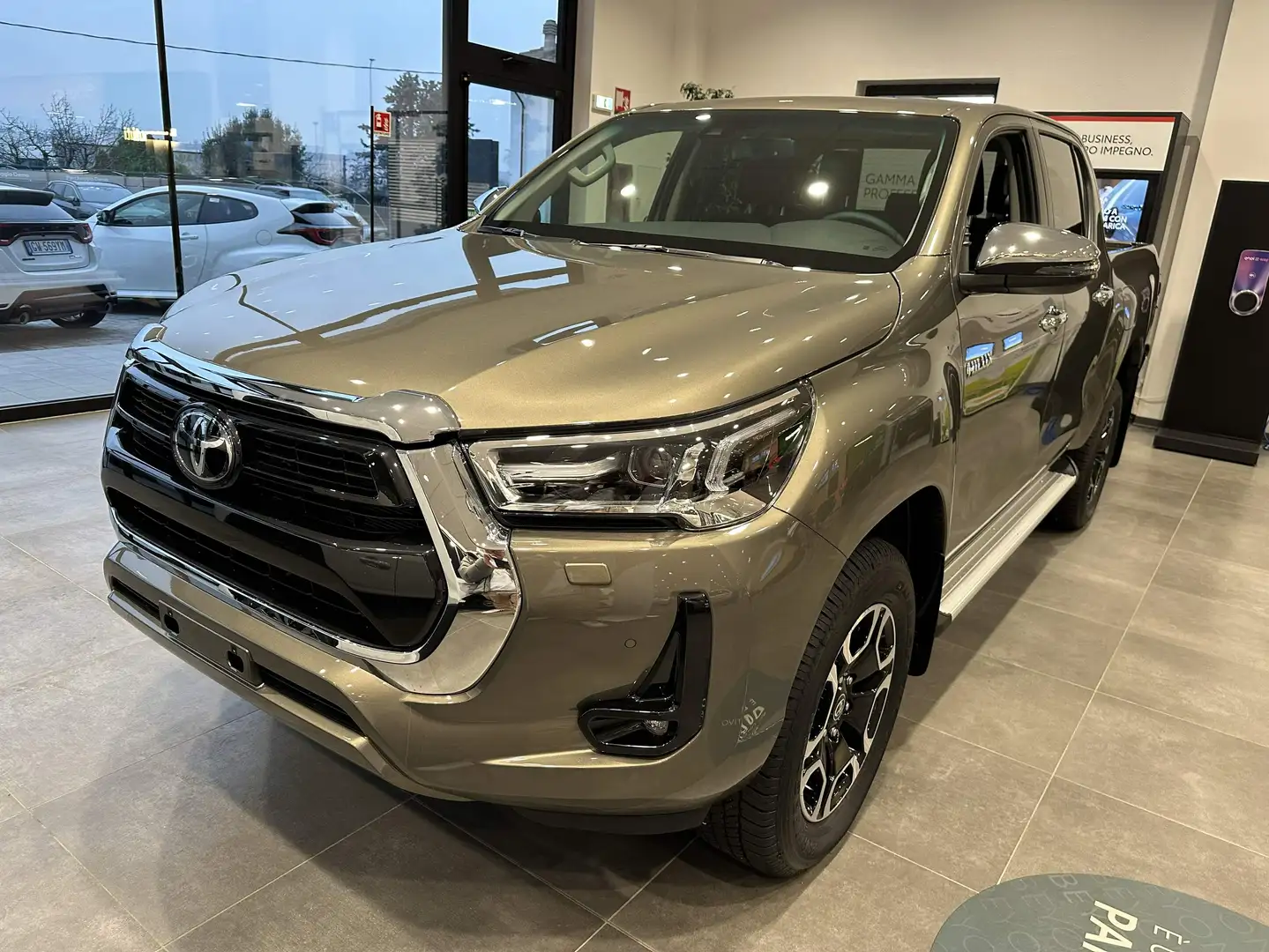 Toyota Hilux Hilux 2.4 d-4d double cab Executive auto Grigio - 1