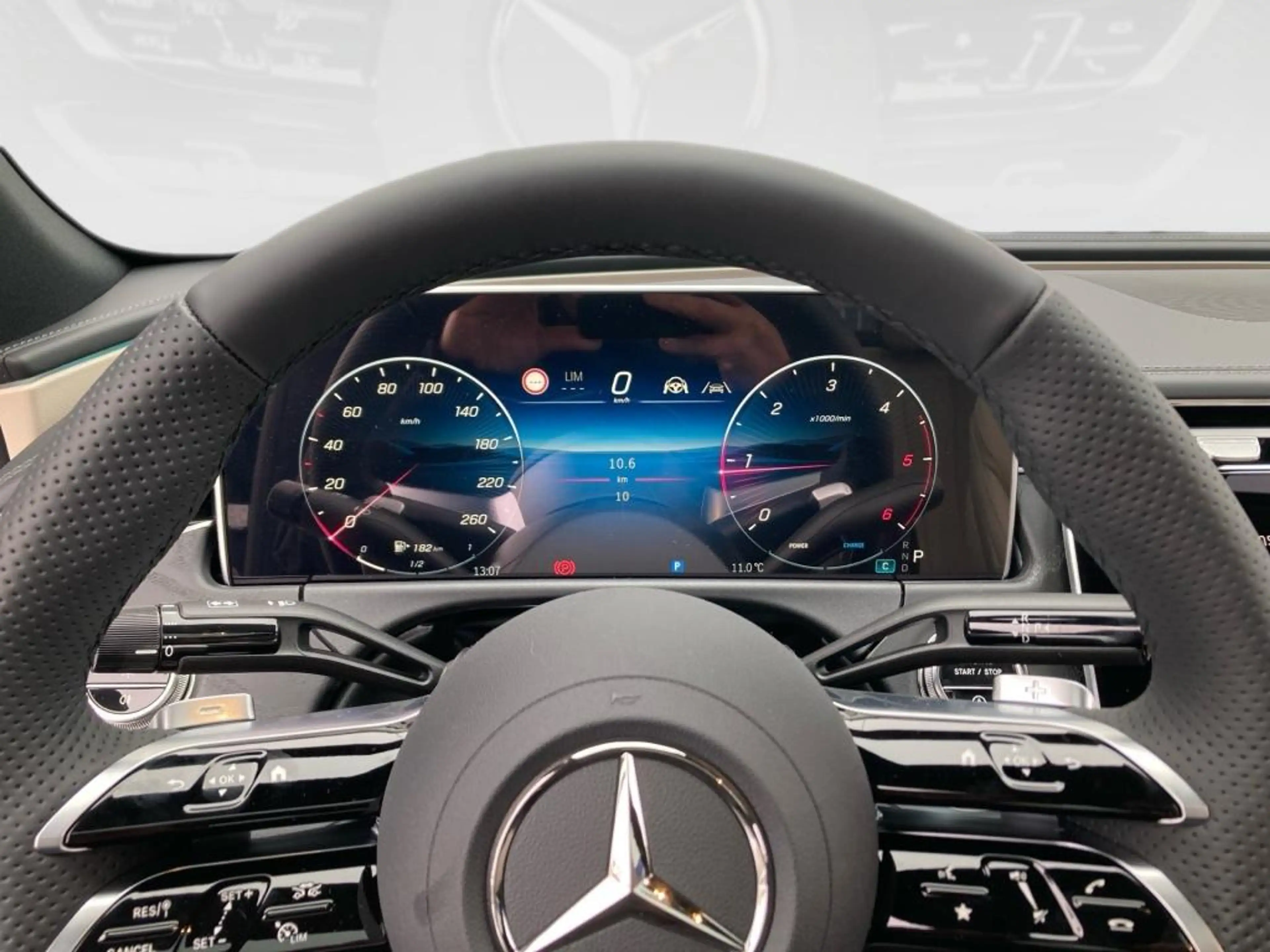Mercedes-Benz E 220 d 4M EDITION AMG-Line+Pano+AHK+DISTR+360°K — photo 12