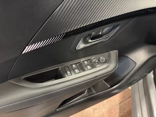 Peugeot 208 view 9