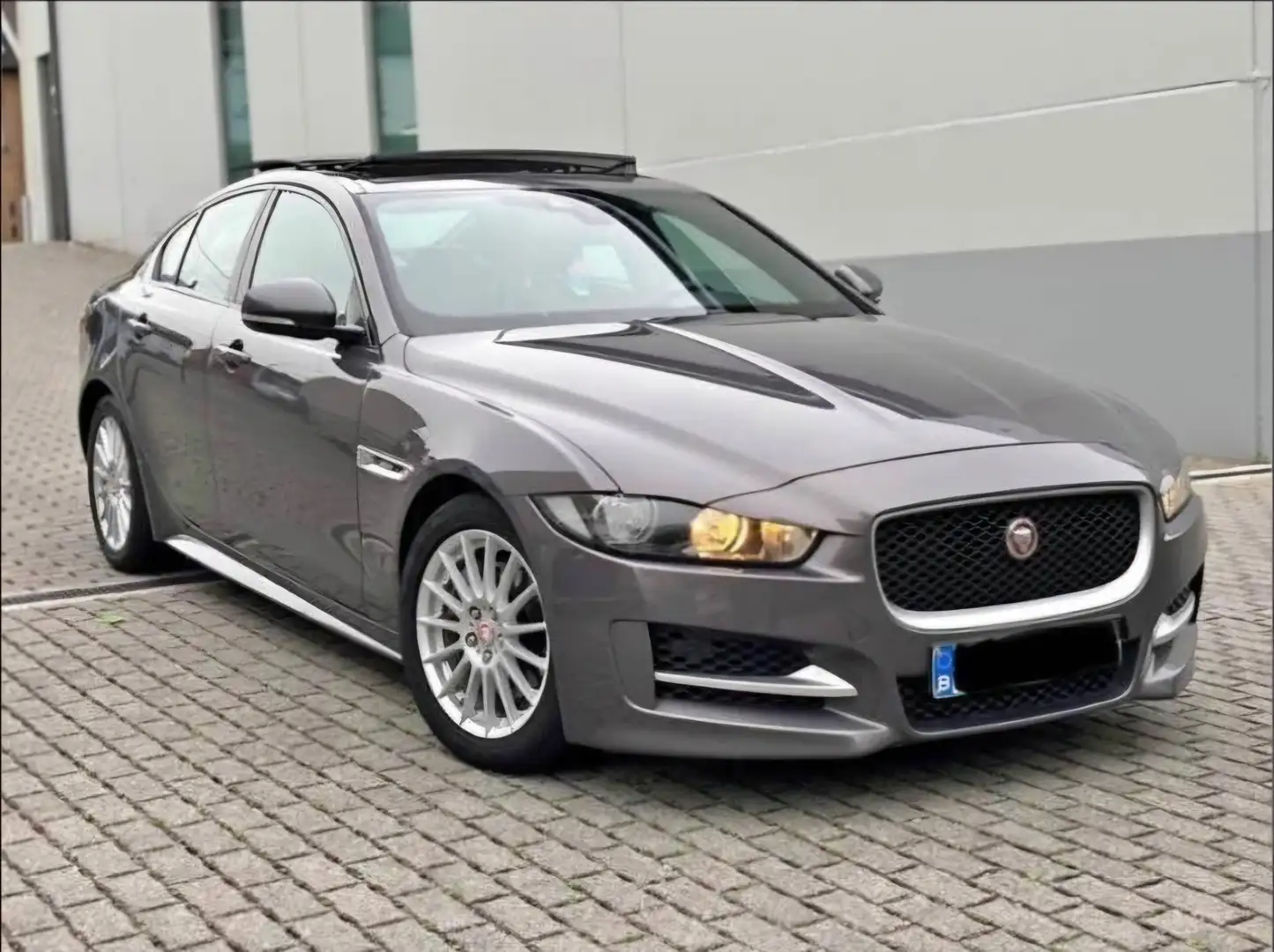 Jaguar XE XE 2.0 D E-Performance R-Sport Grijs - 2