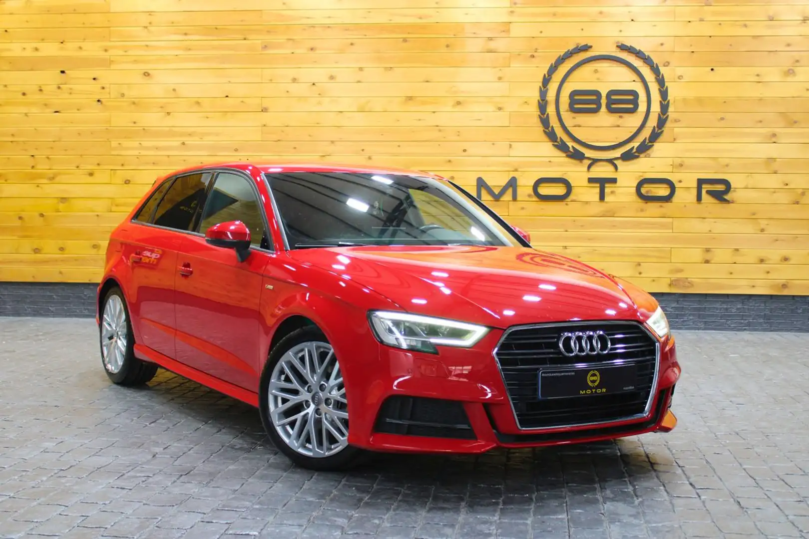 Audi A3 Sportback 1.5 TFSI COD EVO S tronic 110kW Rood - 1