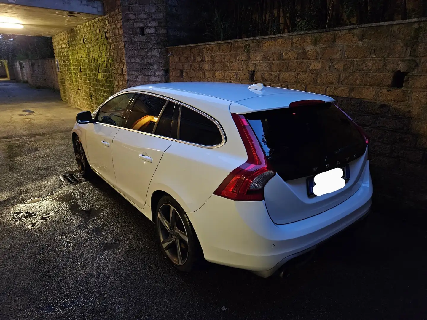 Volvo V60 2.0 d4 ved (d3) R-design geartronic Bianco - 2