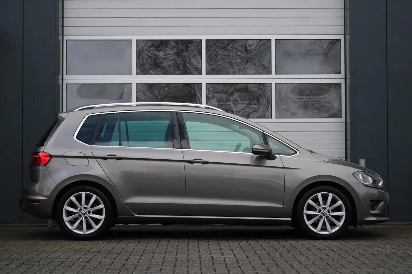 Volkswagen Golf Sportsvan 1.2 TSI Connected Series Clima/Cruise/Navi/Bluetoo Grijs - 2