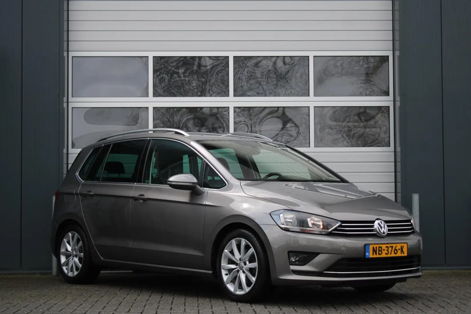 Volkswagen Golf Sportsvan 1.2 TSI Connected Series Clima/Cruise/Navi/Bluetoo Grijs - 1