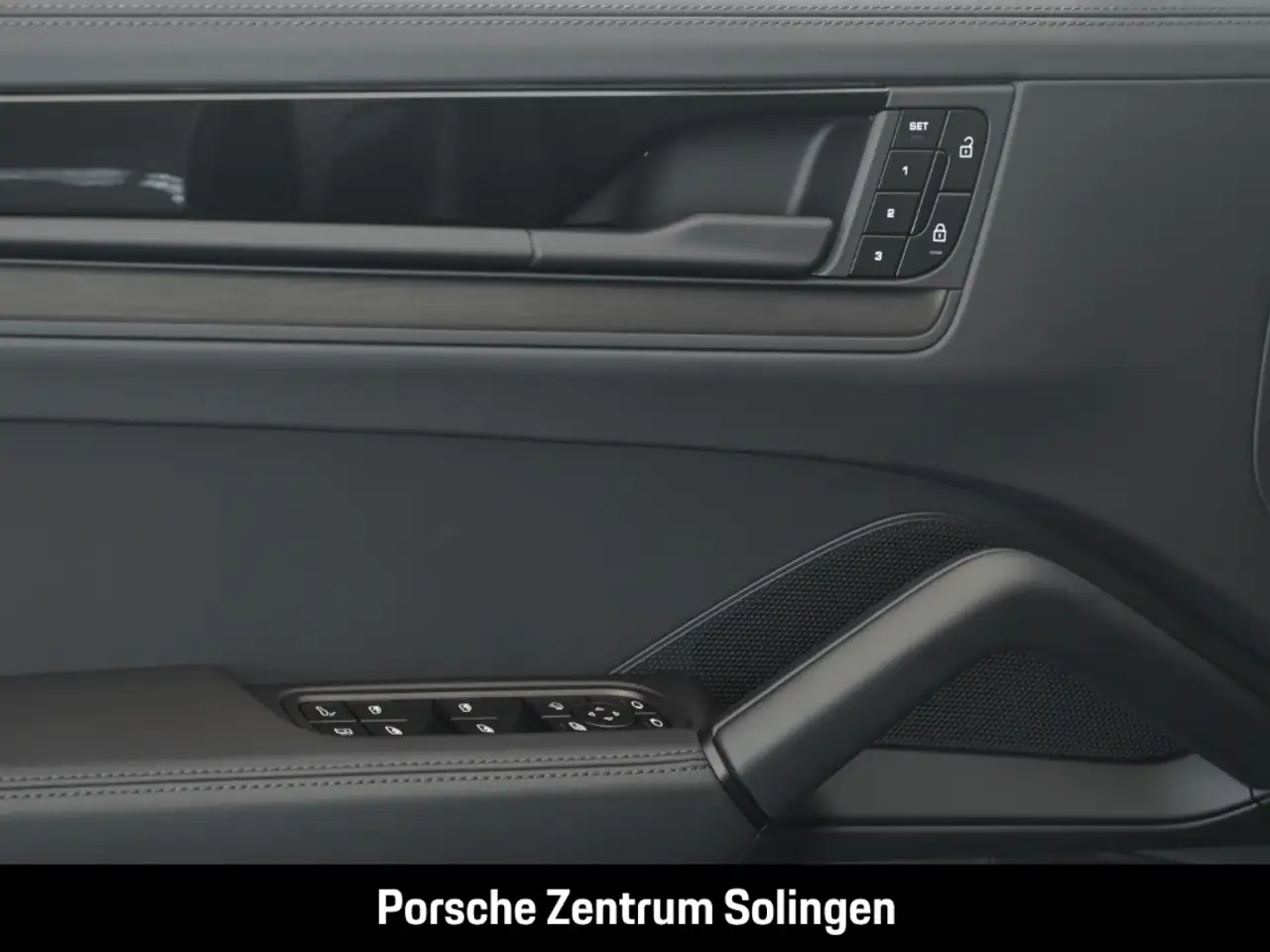 Porsche Cayenne E-Hybrid Coupe Black Edition AHK Beifahrerdisplay 13