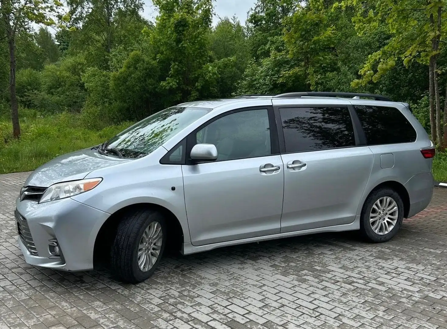 Toyota Sienna 4WD- 7 Sitzer Argento - 1