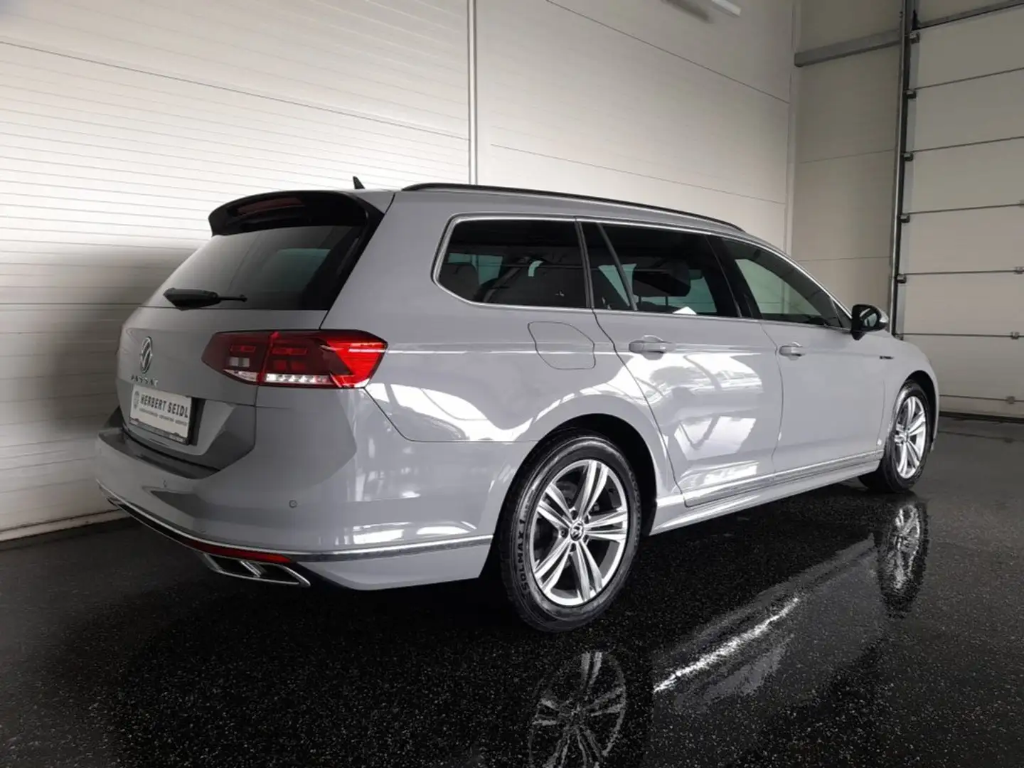 Volkswagen Passat Variant "R-LINE" 2,0 TDI *STANDHZG / AHV & KAMERA / MASSAGE SPORTSITZE / VOLL-LED MIT FLA / NAVI / ACC / DACHHIMMEL SCHWA Grau - 2