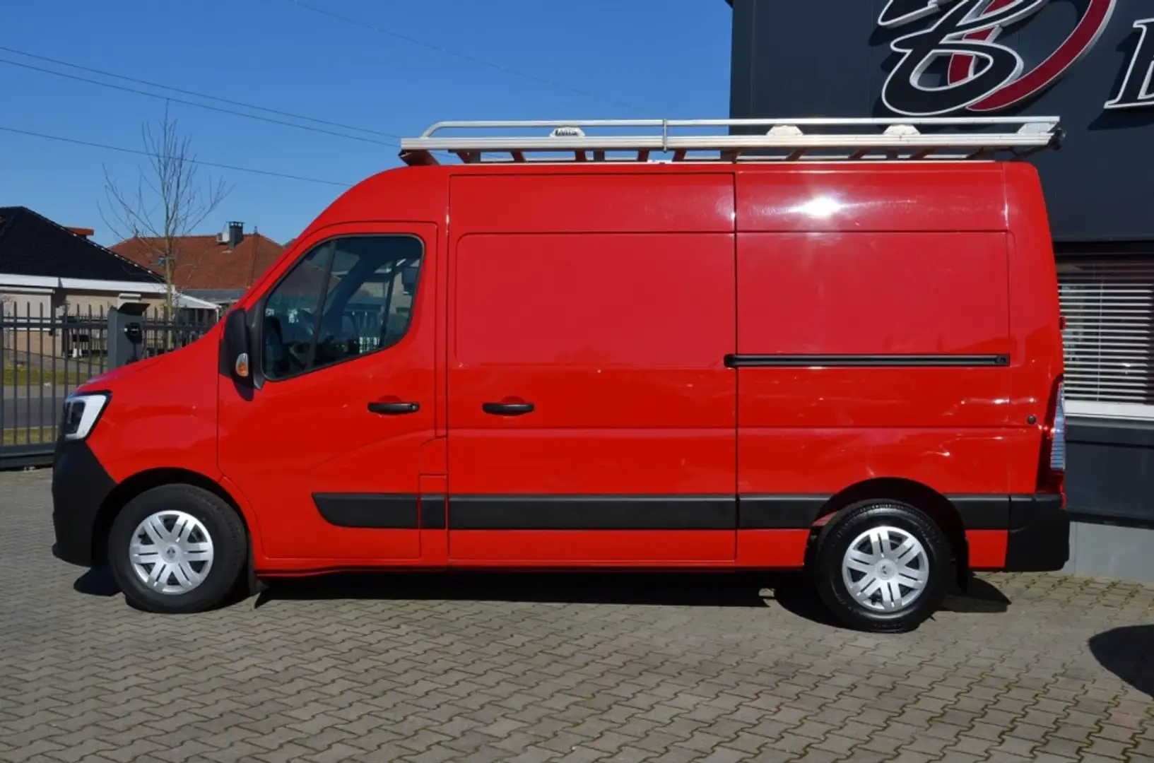 Renault Master 2.3 DCI 150PK L2H2 2x Schuifdeur, Airco, Automaat Rood - 2