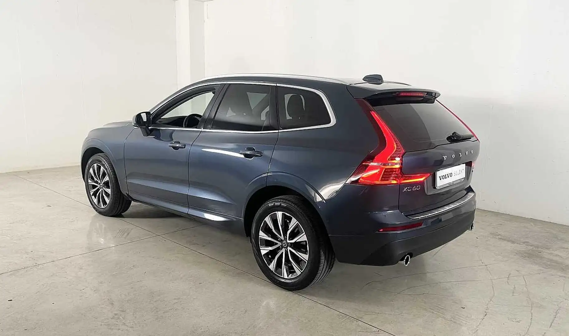 Volvo XC60 Momentum Pro, B4 AWD mild hybrid (D) automatico Blau - 2