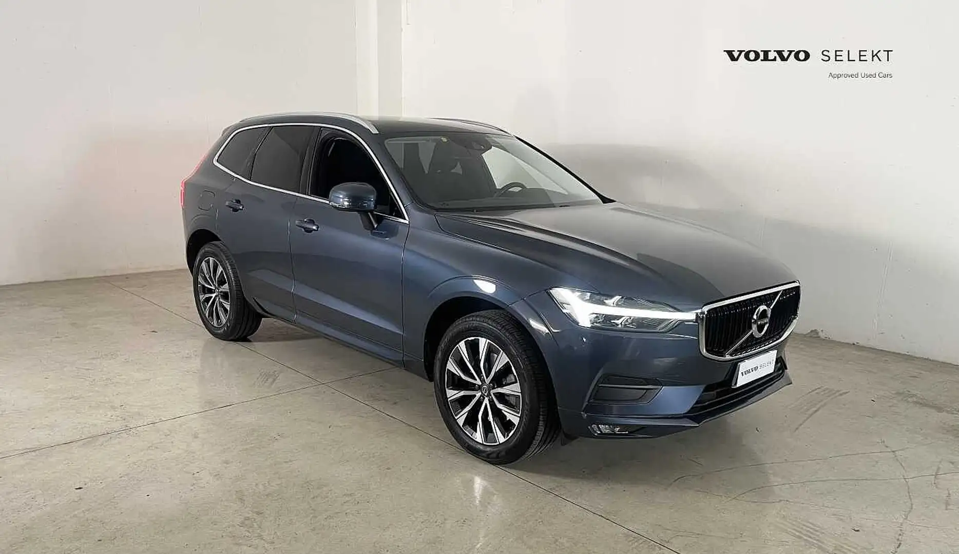 Volvo XC60 Momentum Pro, B4 AWD mild hybrid (D) automatico Blau - 1