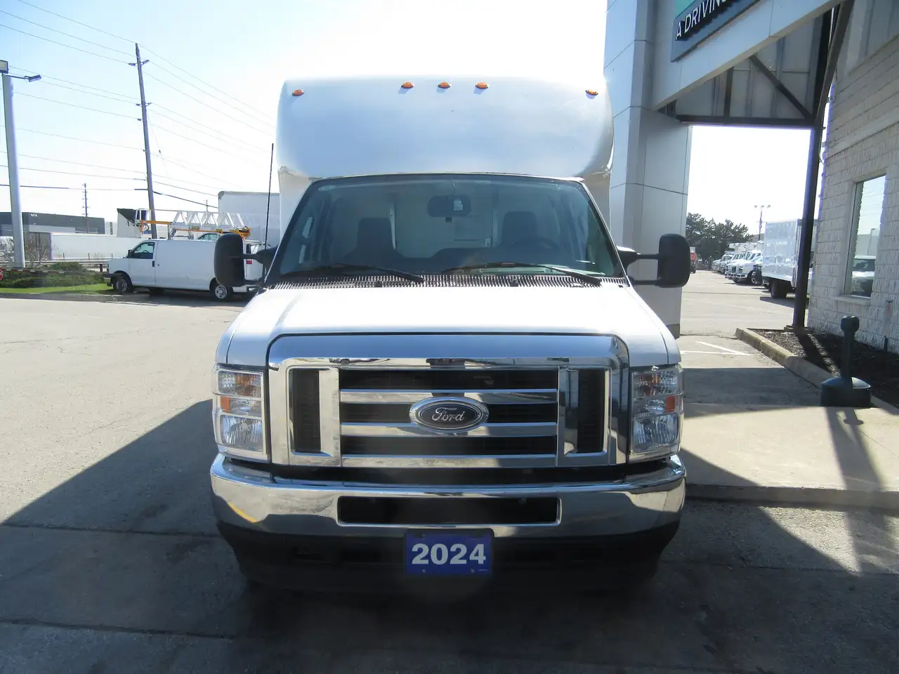 Ford E-450 Super Duty DRW снимка Ford E-450 Super Duty DRW