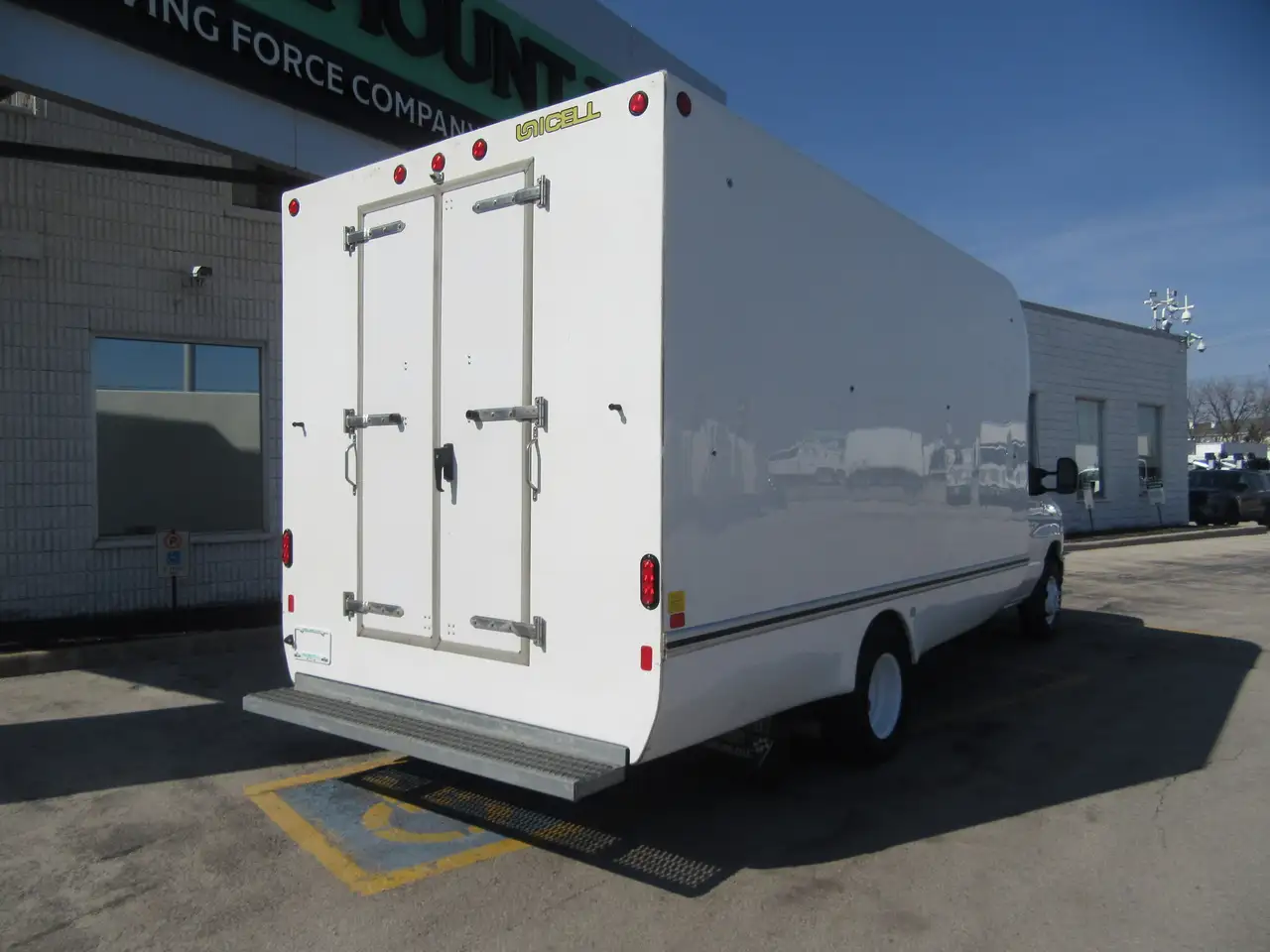 Ford E-450 Super Duty DRW снимка Ford E-450 Super Duty DRW