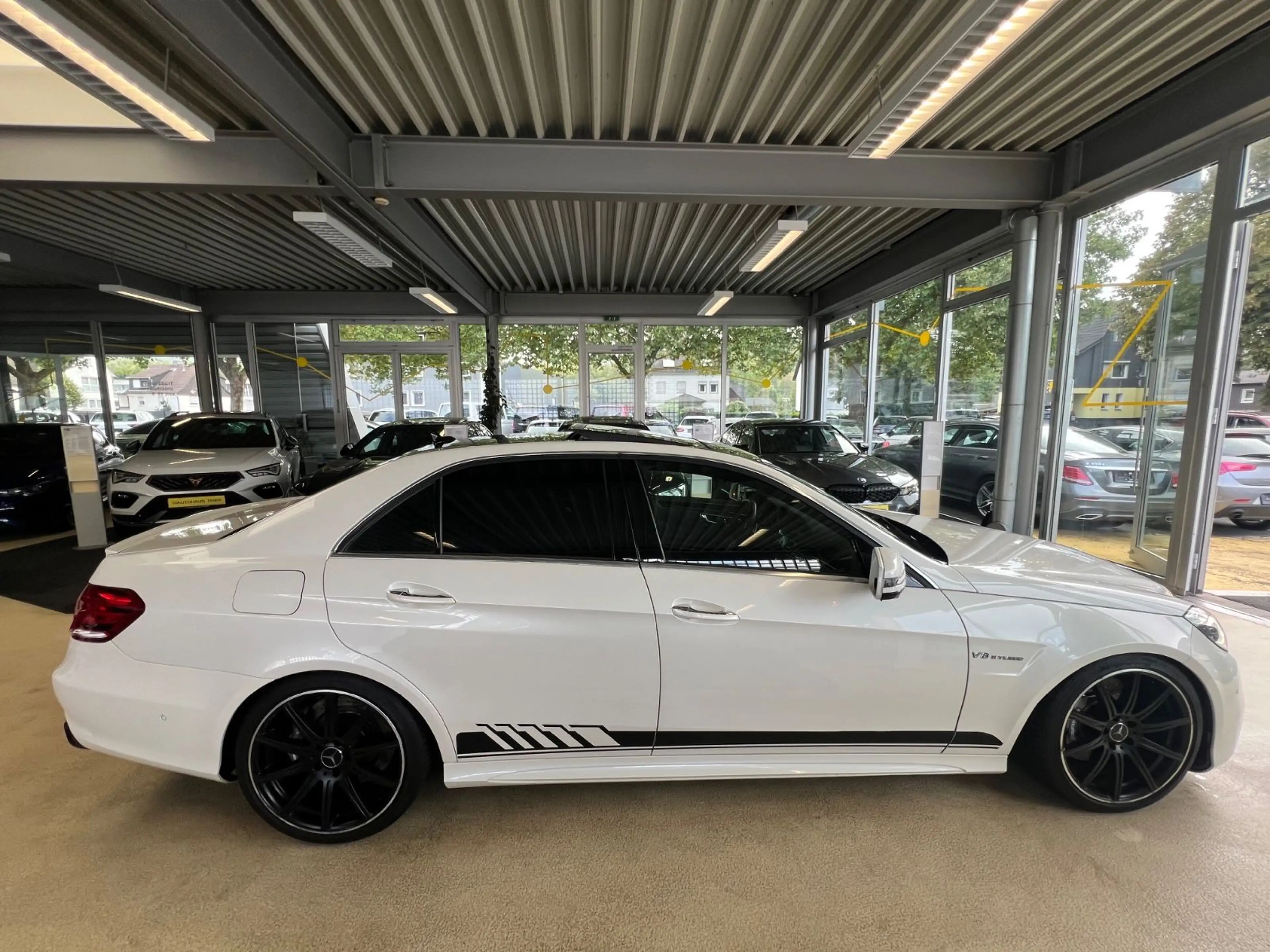 Mercedes-Benz E 63 AMG E Lim. *DIAMANTWEISS*SCHECKHEFT* — photo 4
