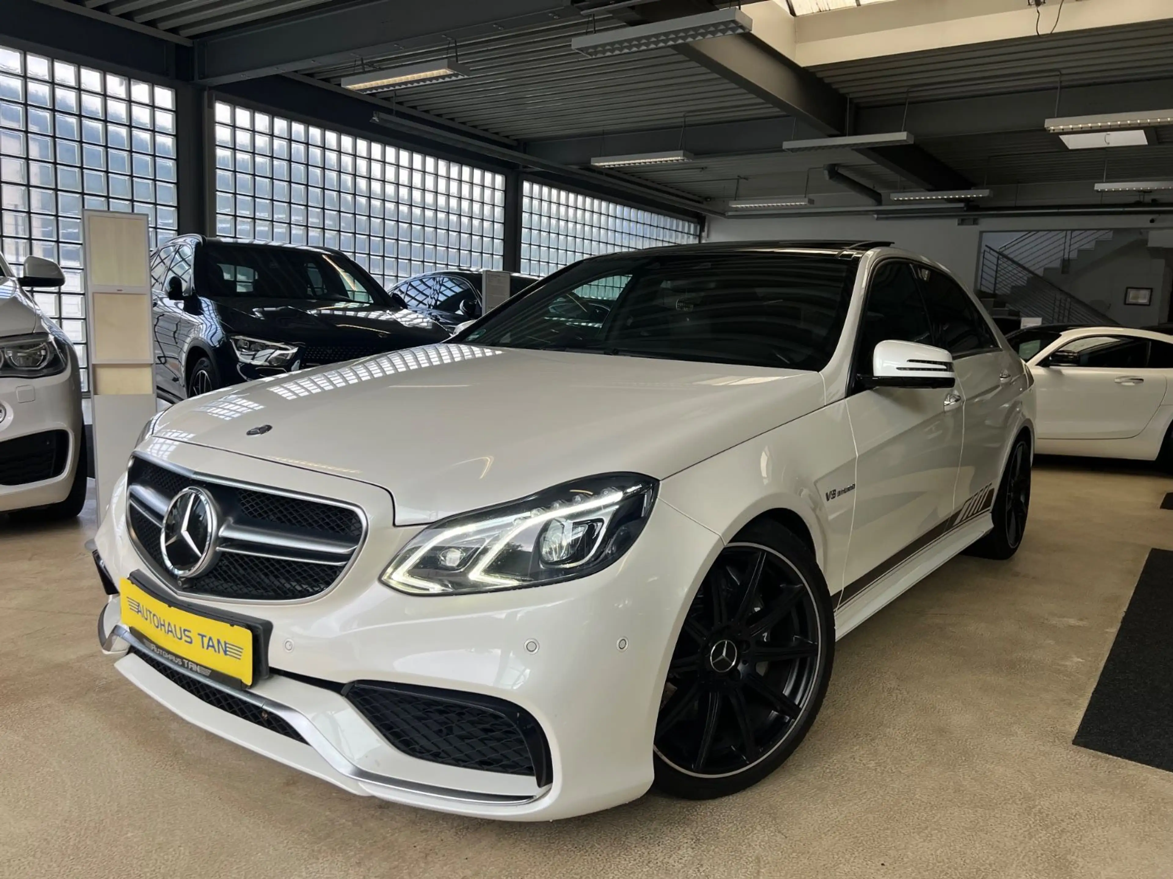 Mercedes-Benz E 63 AMG E Lim. *DIAMANTWEISS*SCHECKHEFT*