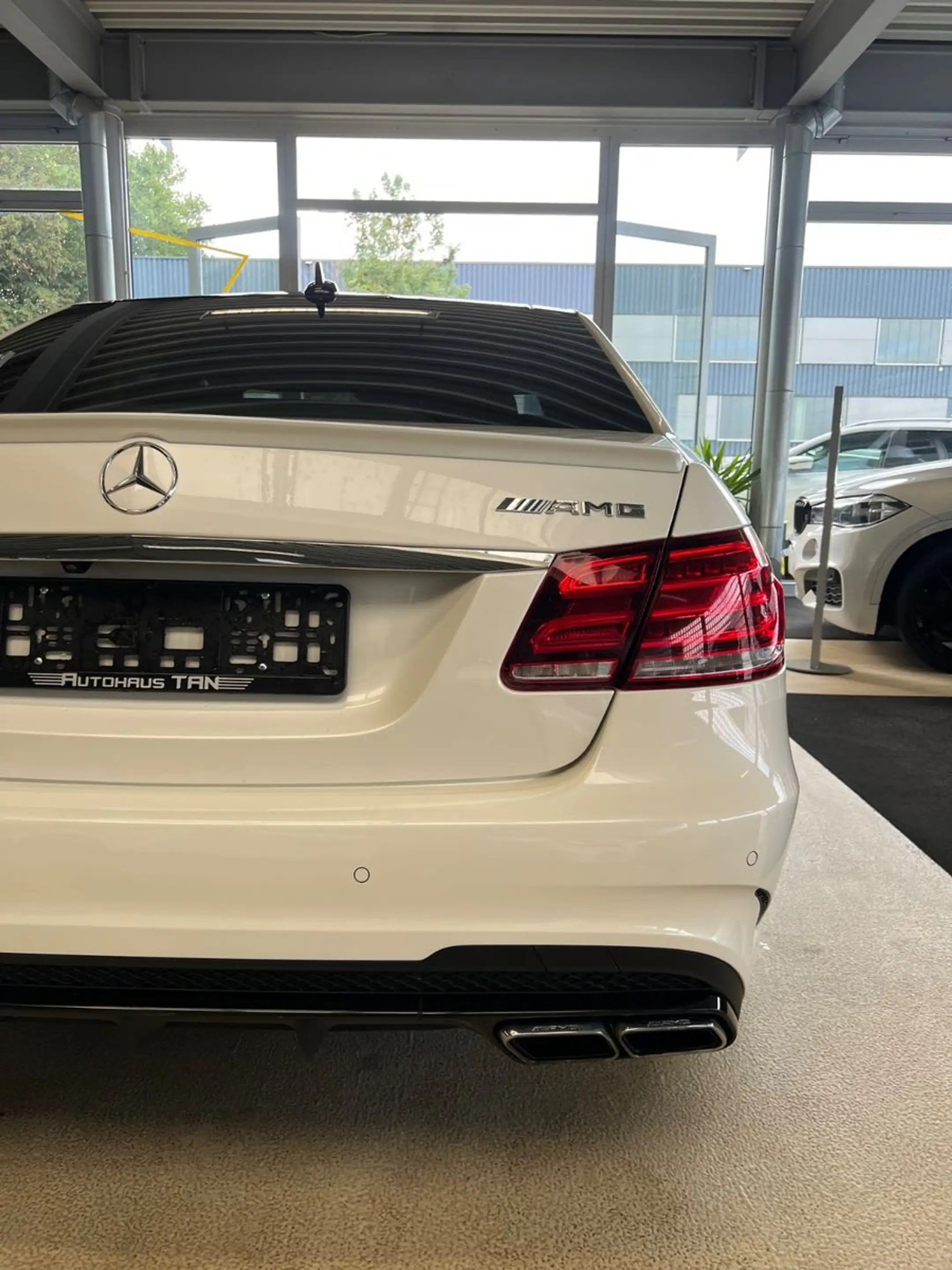 Mercedes-Benz E 63 AMG E Lim. *DIAMANTWEISS*SCHECKHEFT* — photo 11