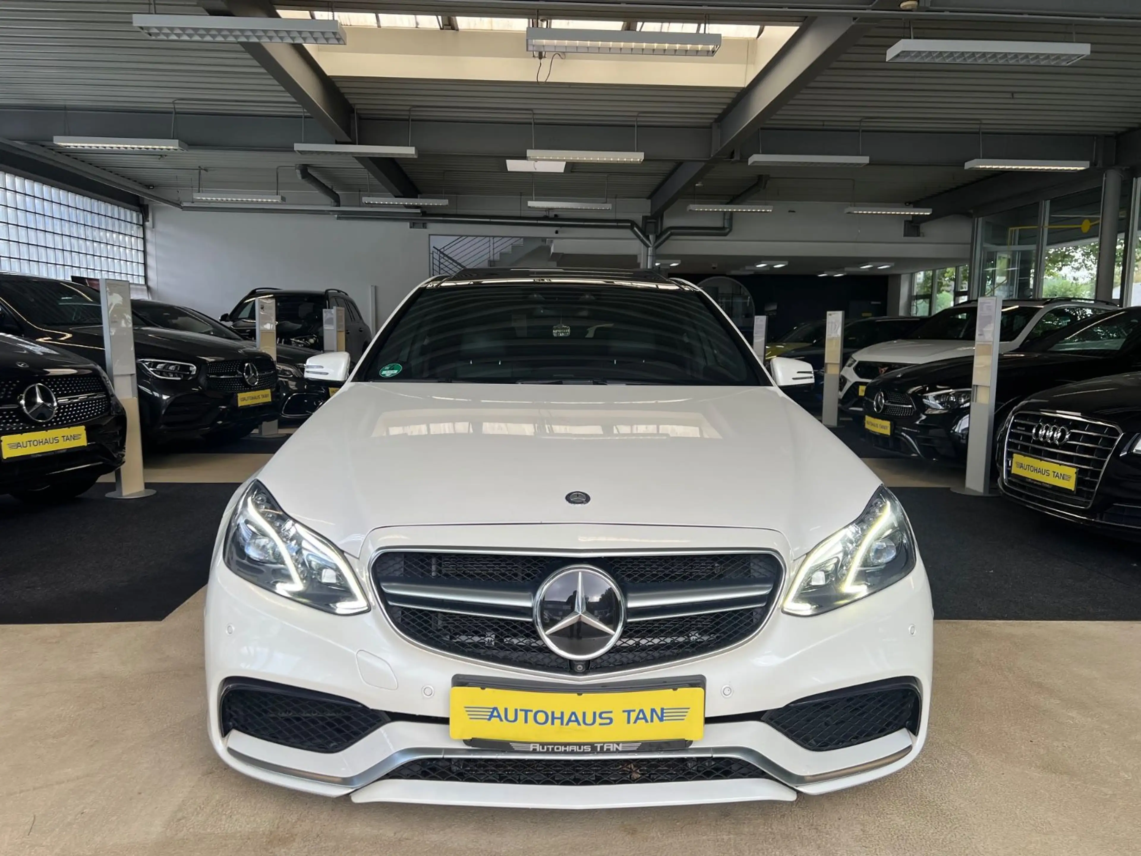 Mercedes-Benz E 63 AMG E Lim. *DIAMANTWEISS*SCHECKHEFT* — photo 2